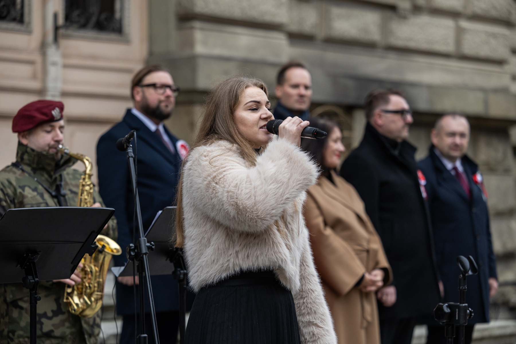 na zdjęciu osoby podczas świętowania