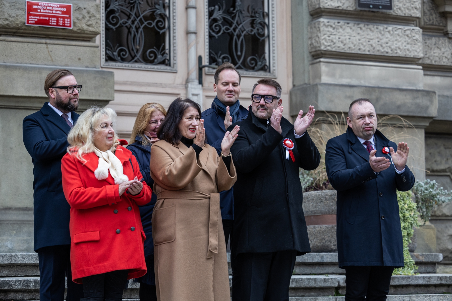 na zdjęciu osoby podczas świętowania