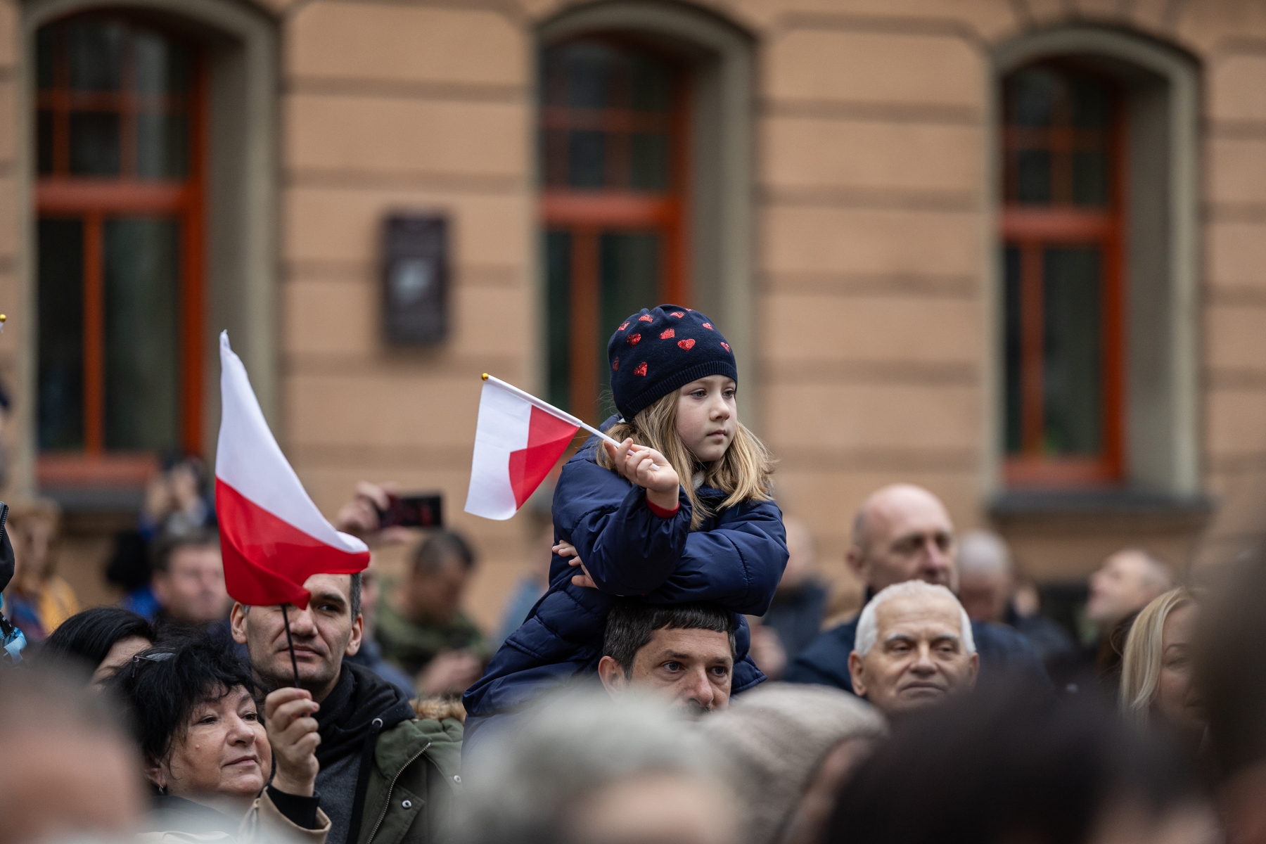 na zdjęciu osoby podczas świętowania