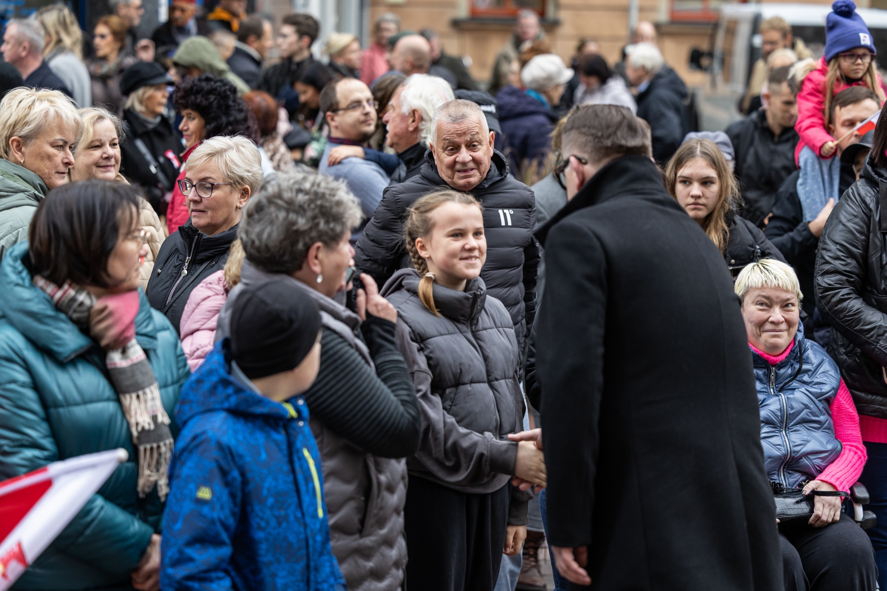 na zdjęciu osoby podczas świętowania