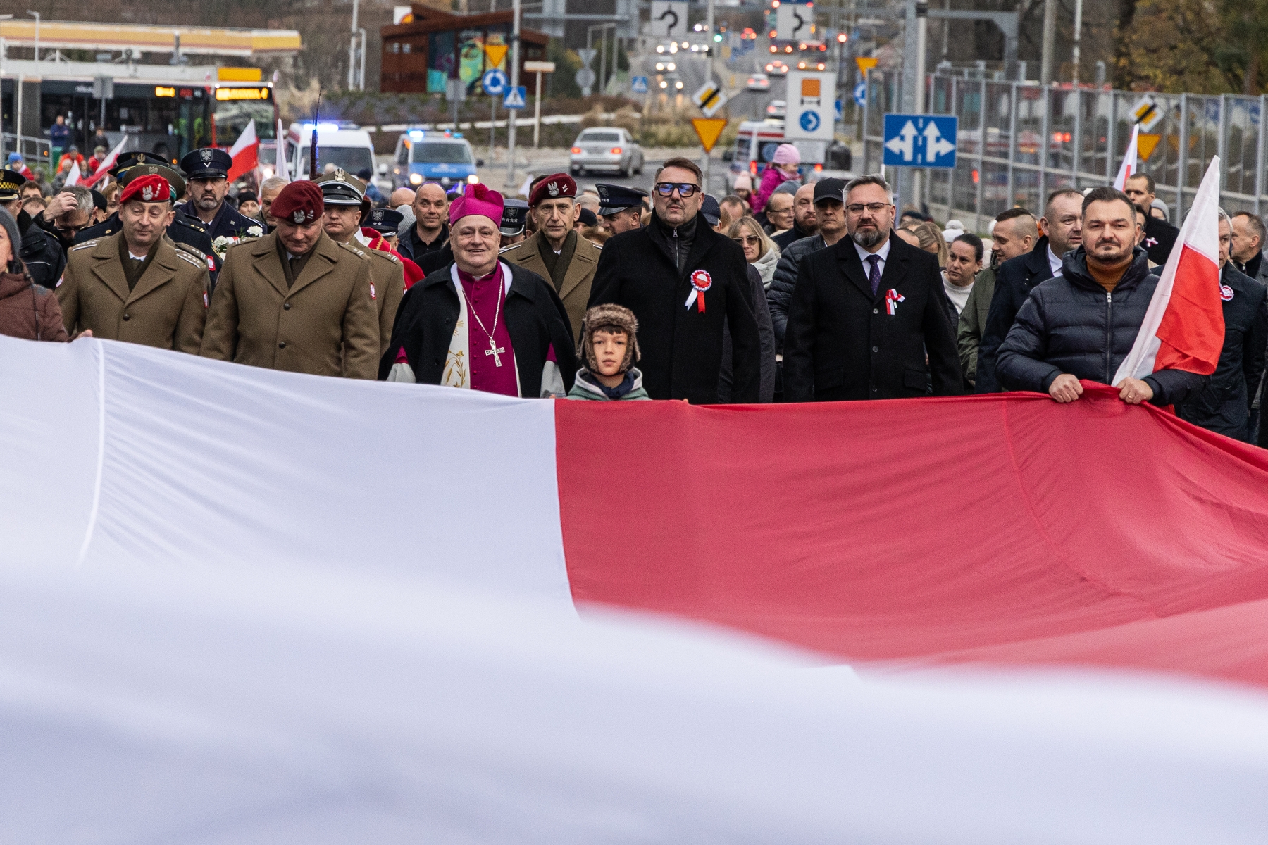 na zdjęciu osoby podczas świętowania