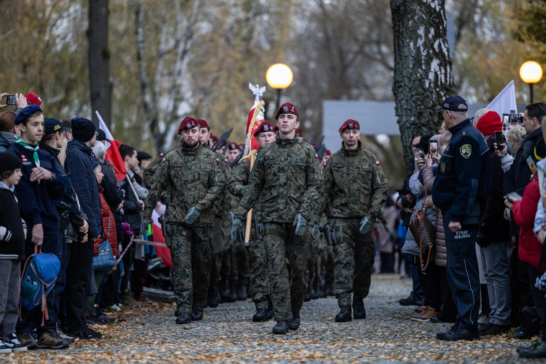 na zdjęciu osoby podczas świętowania