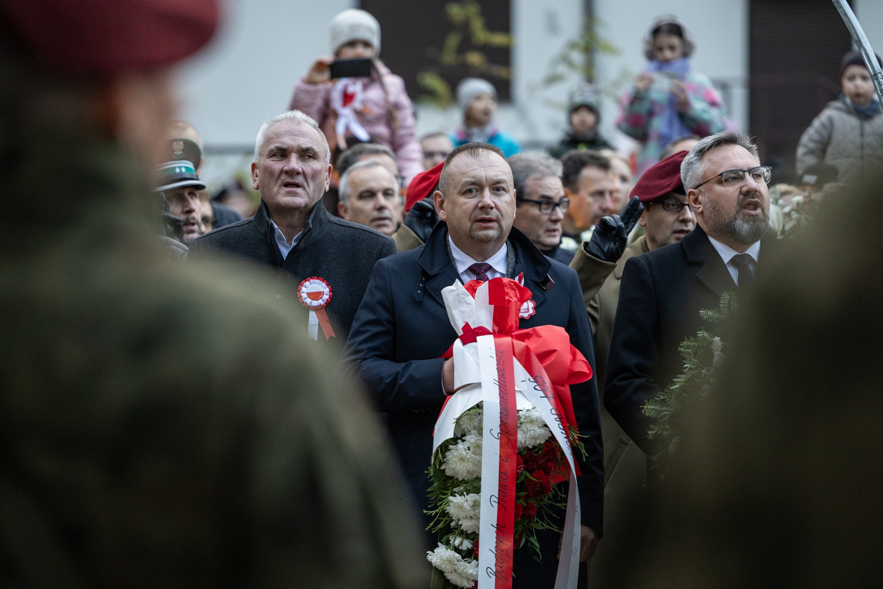 na zdjęciu osoby podczas świętowania