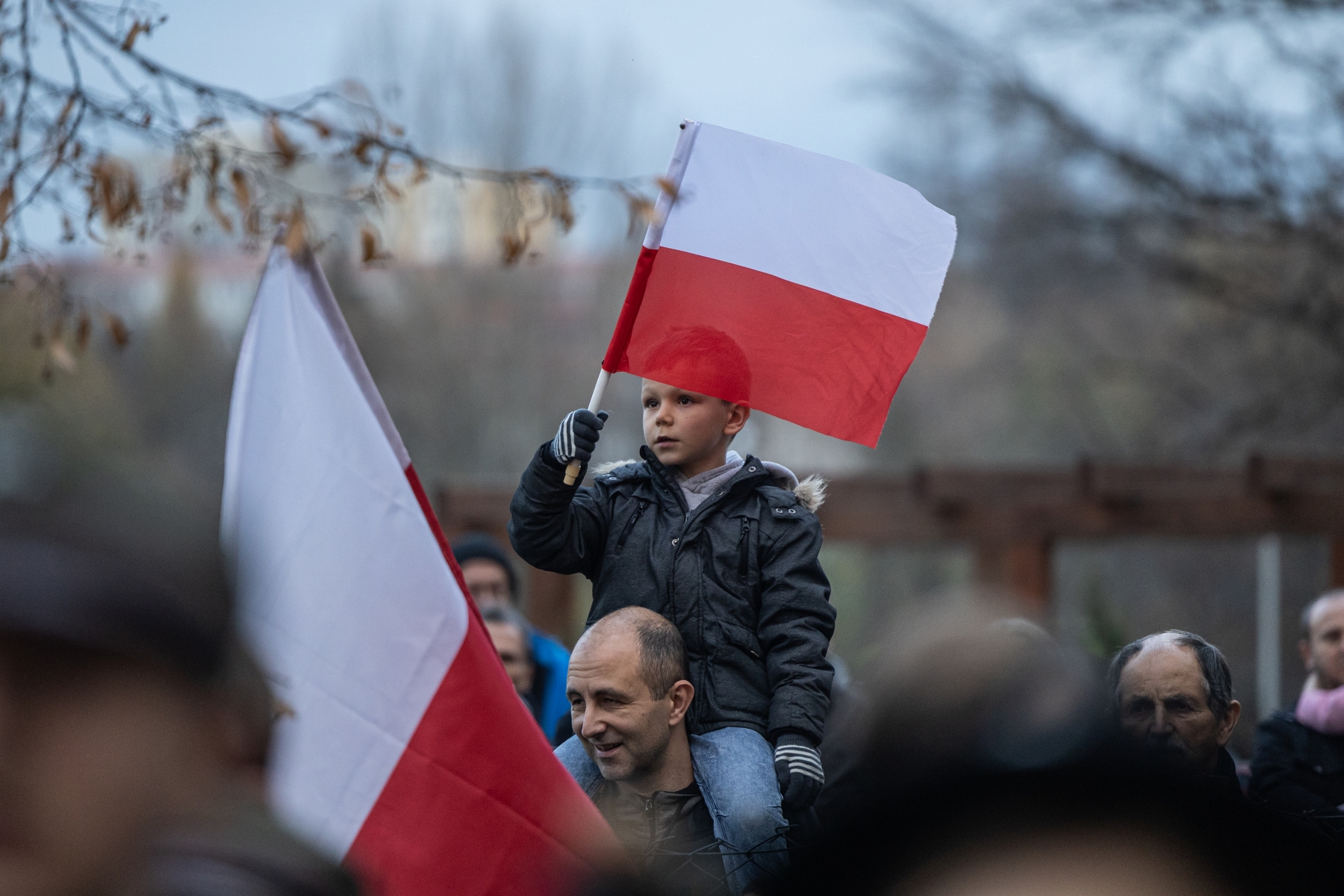 na zdjęciu osoby podczas świętowania