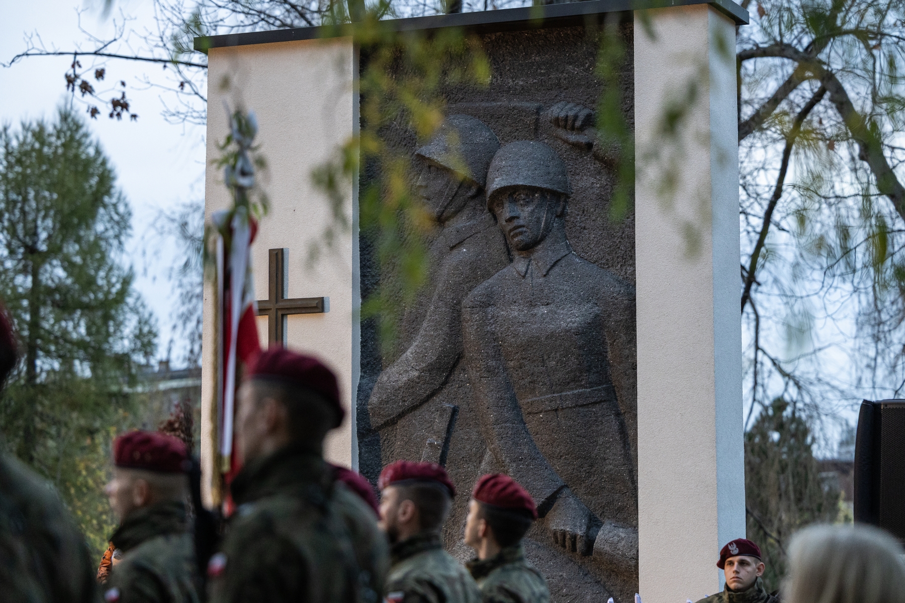 na zdjęciu osoby podczas świętowania