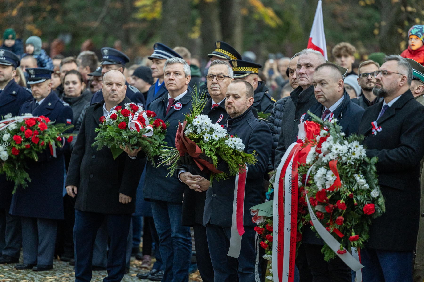 na zdjęciu osoby podczas świętowania