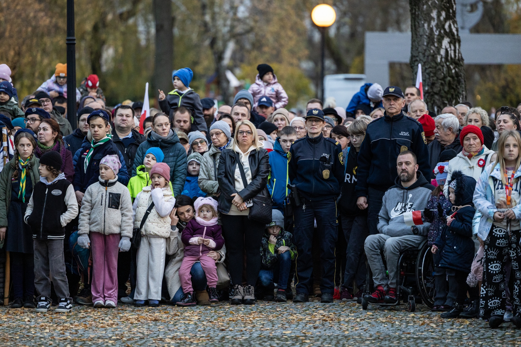 na zdjęciu osoby podczas świętowania
