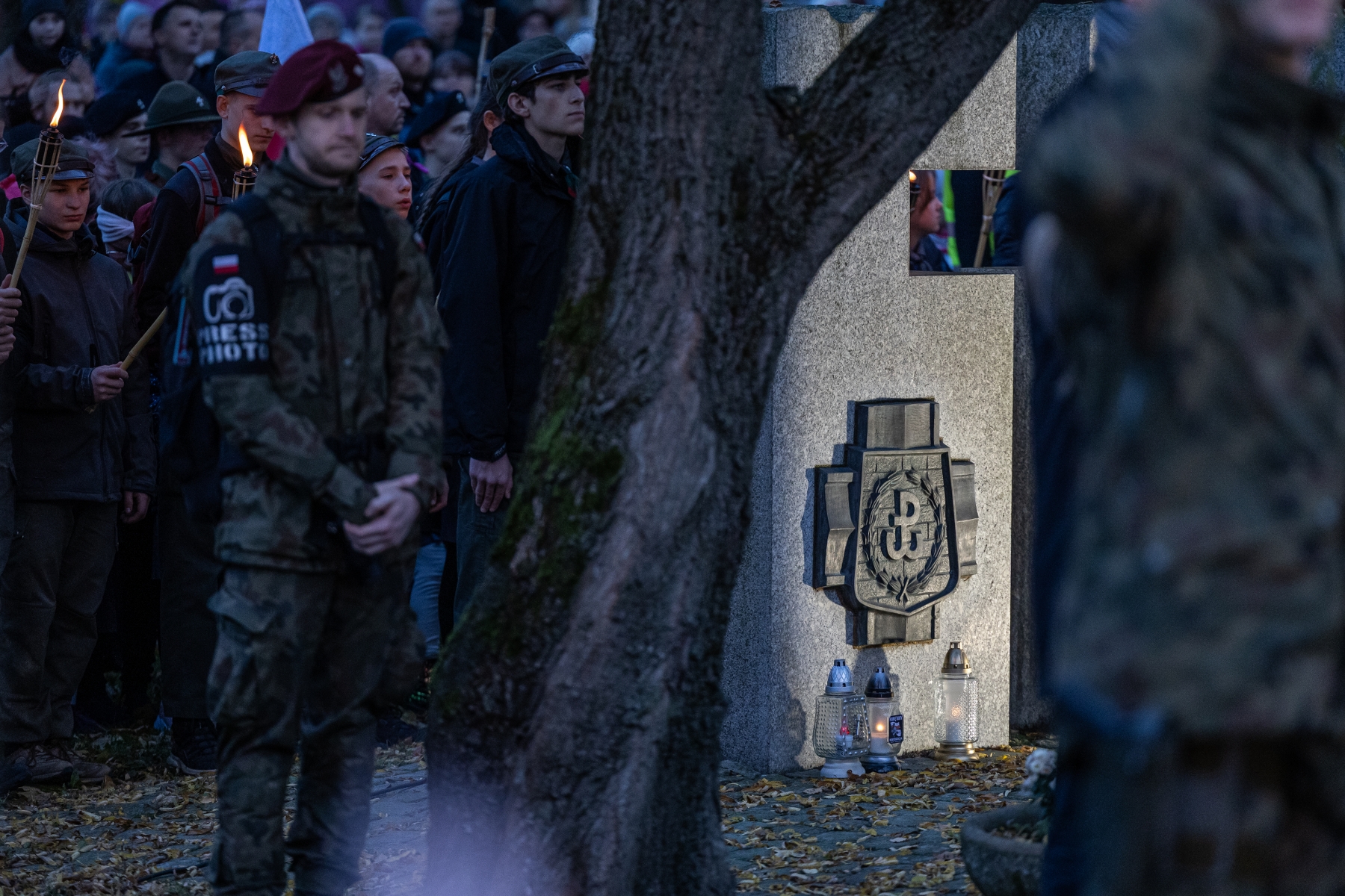 na zdjęciu osoby podczas świętowania