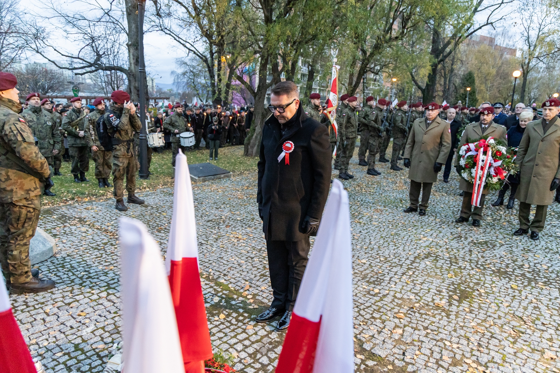 na zdjęciu osoby podczas świętowania