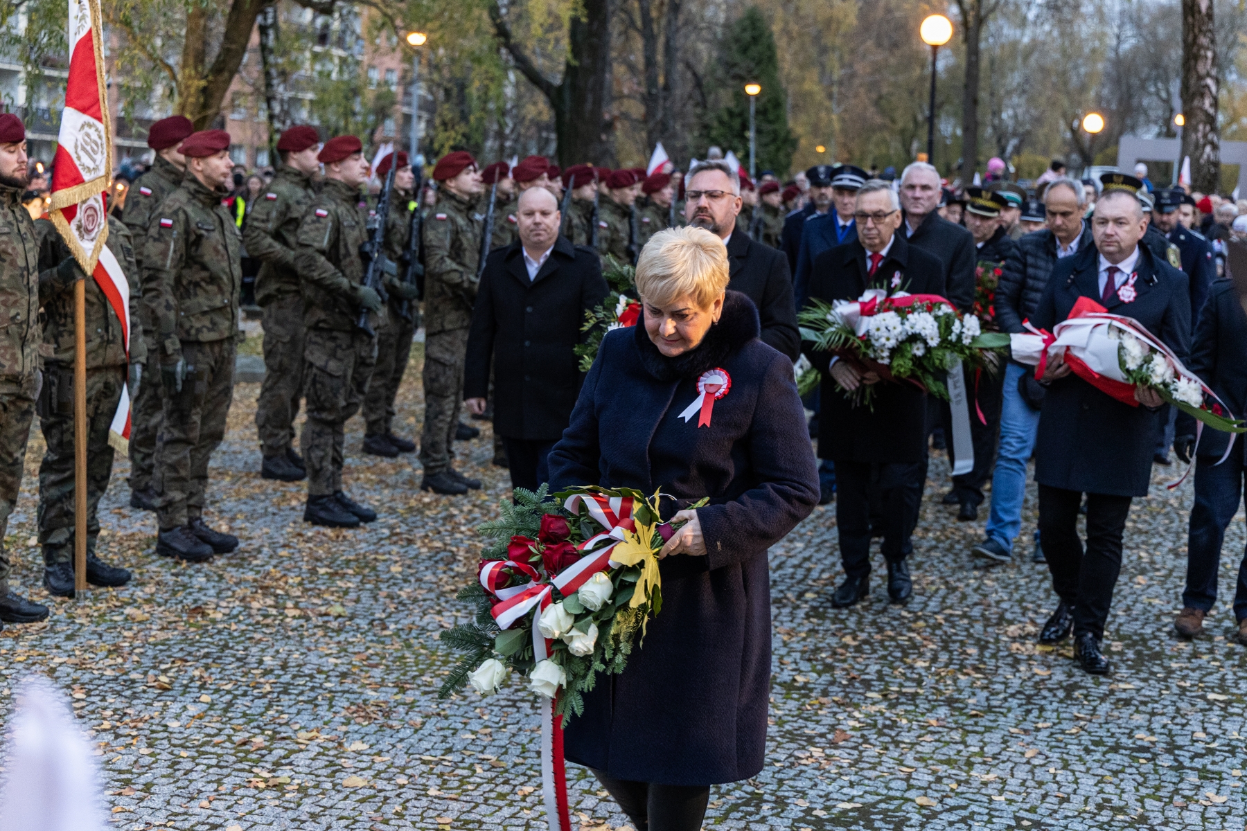 na zdjęciu osoby podczas świętowania