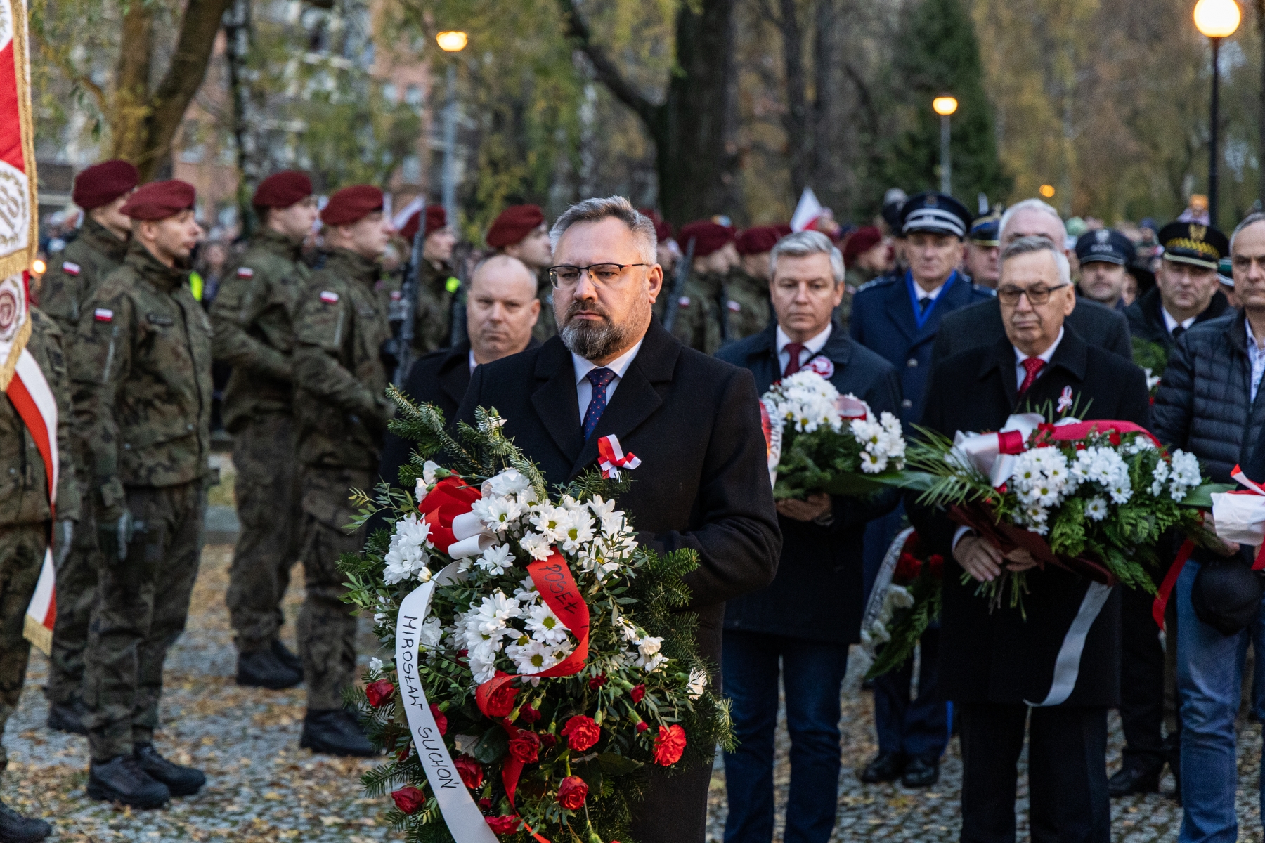 na zdjęciu osoby podczas świętowania