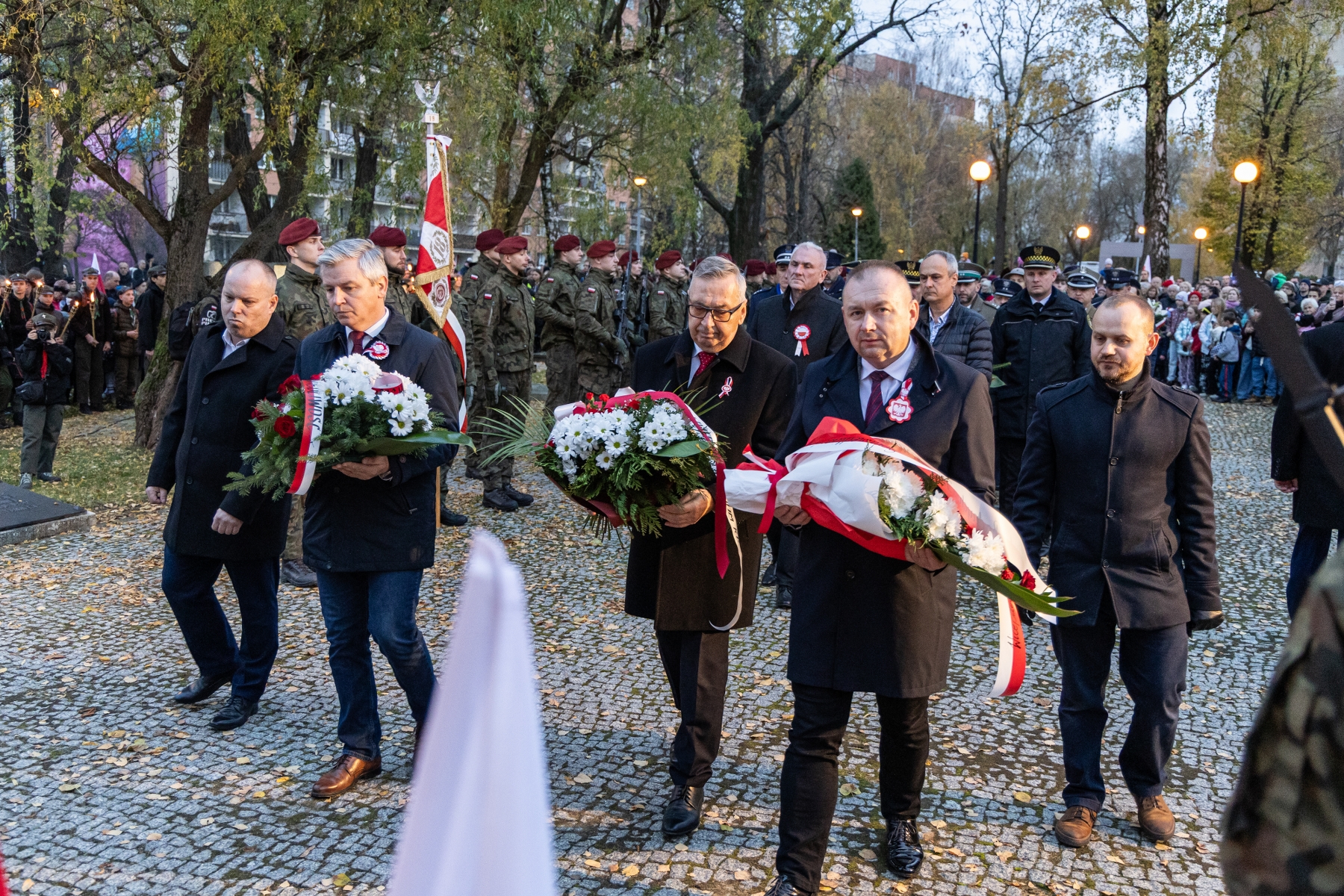 na zdjęciu osoby podczas świętowania