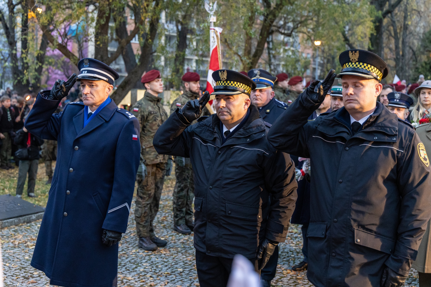 na zdjęciu osoby podczas świętowania