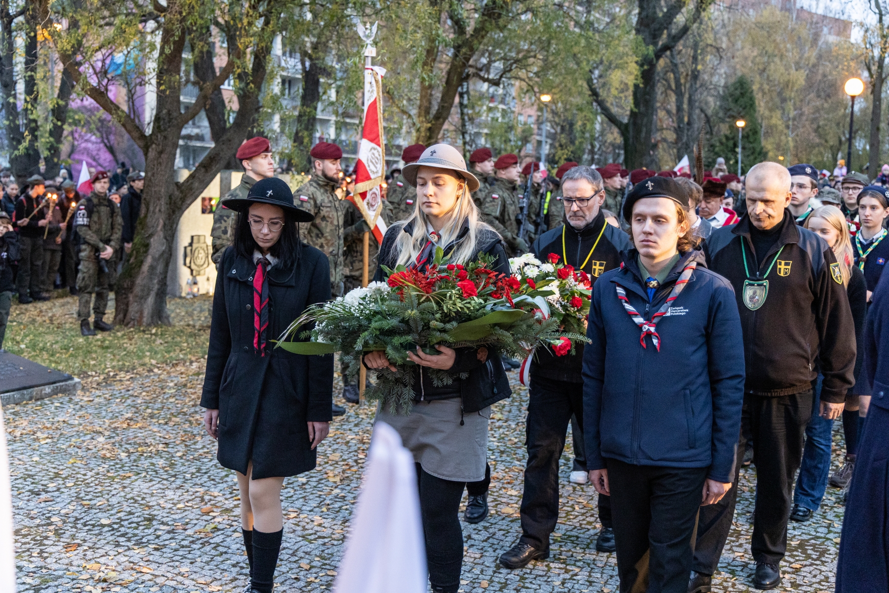 na zdjęciu osoby podczas świętowania