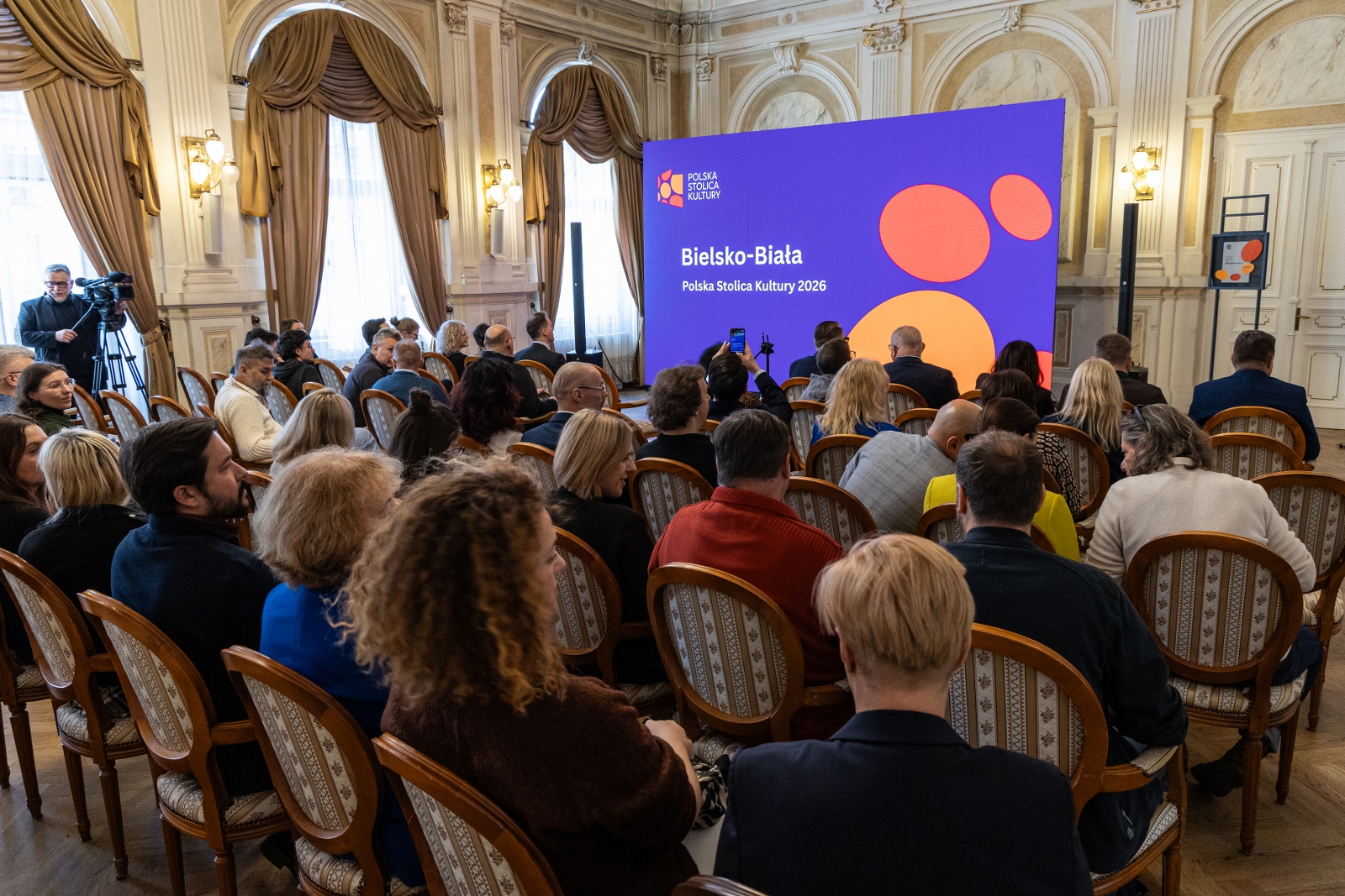 na zdjęciu osoby podczas konferencji