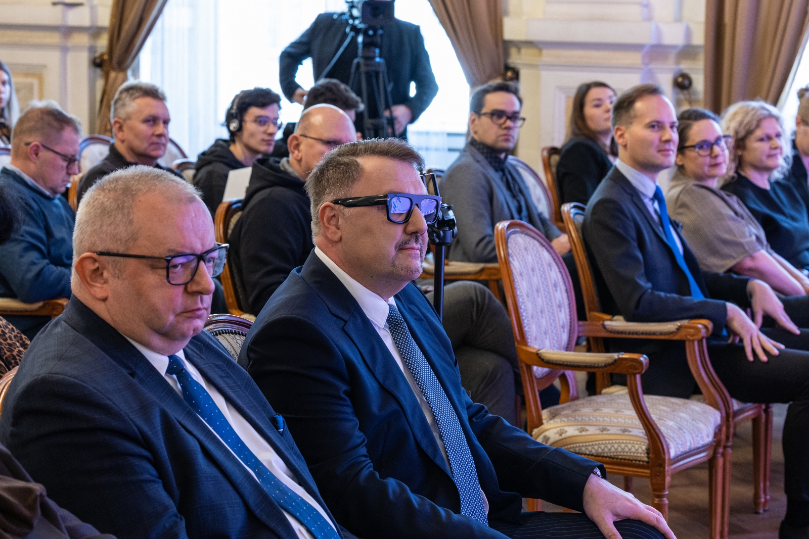 na zdjęciu osoby podczas konferencji