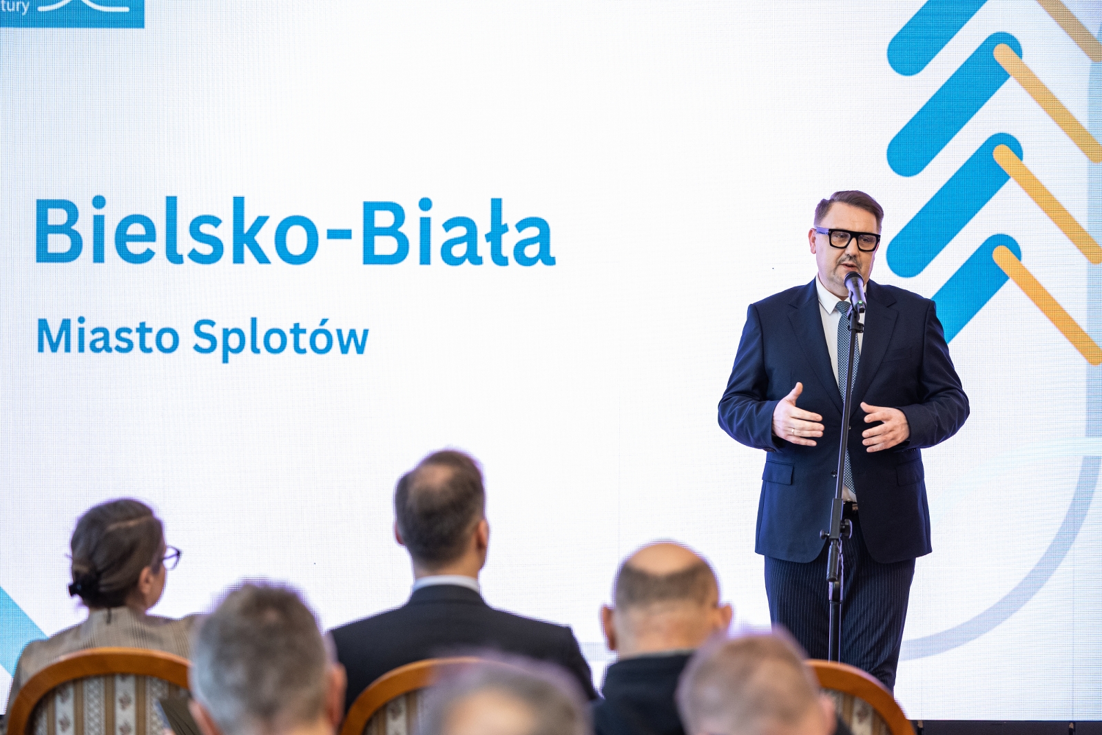 na zdjęciu osoby podczas konferencji