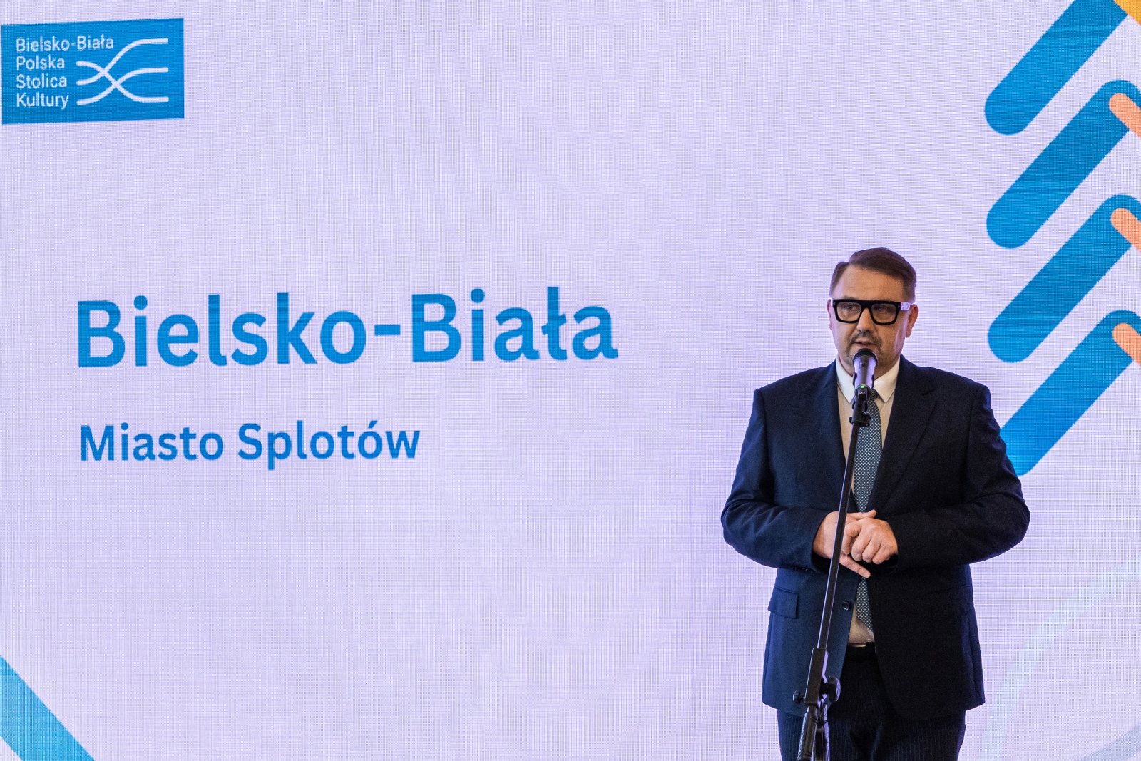 na zdjęciu osoby podczas konferencji