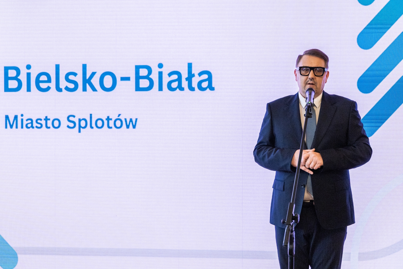 na zdjęciu osoby podczas konferencji