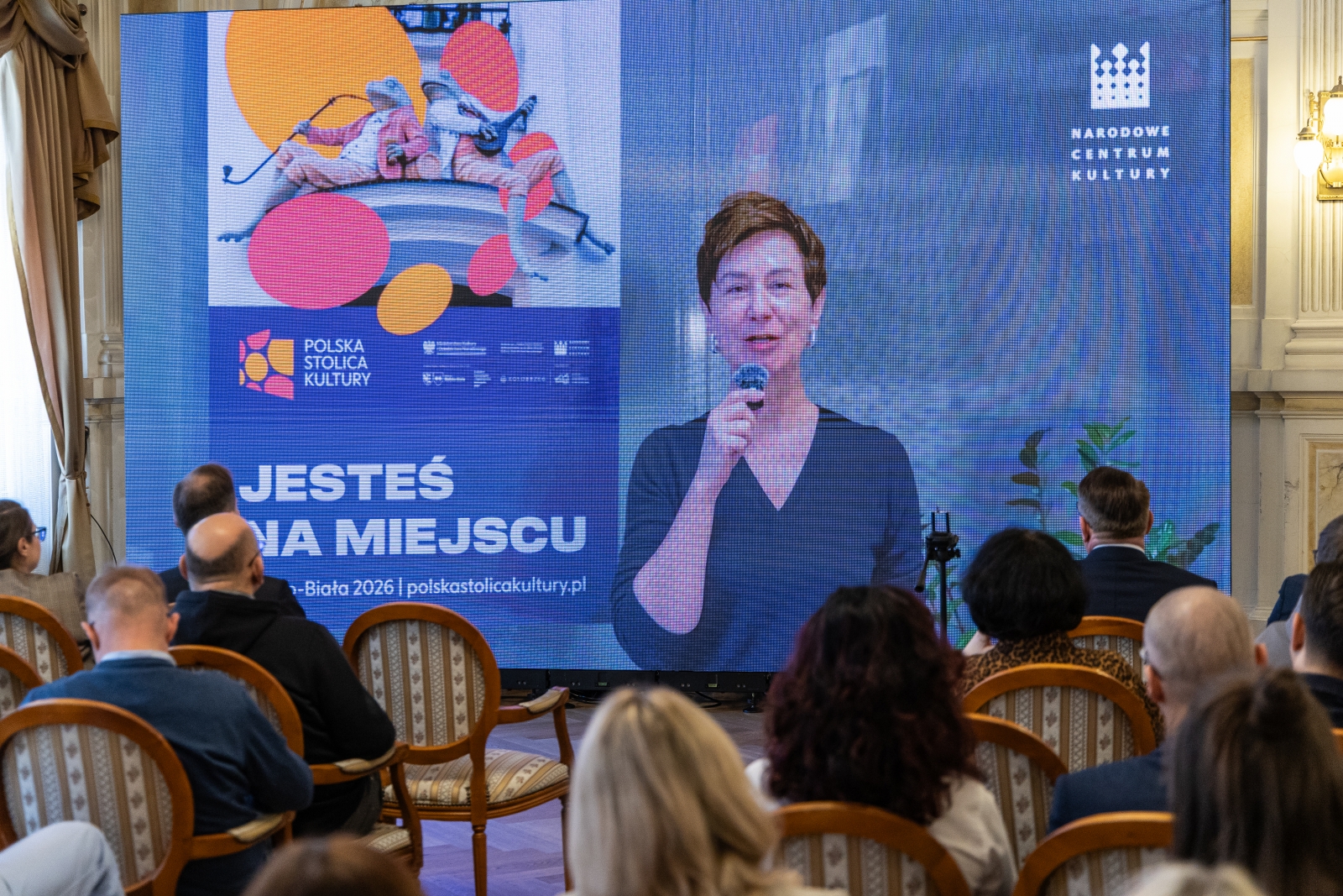 na zdjęciu osoby podczas konferencji