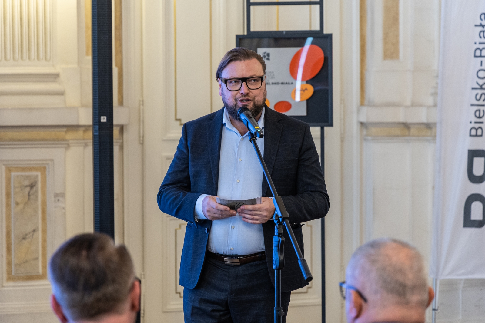 na zdjęciu osoby podczas konferencji