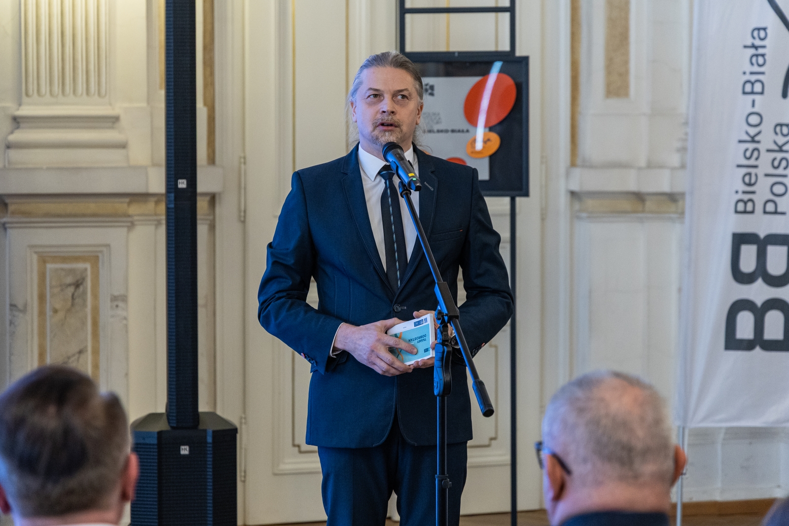 na zdjęciu osoby podczas konferencji