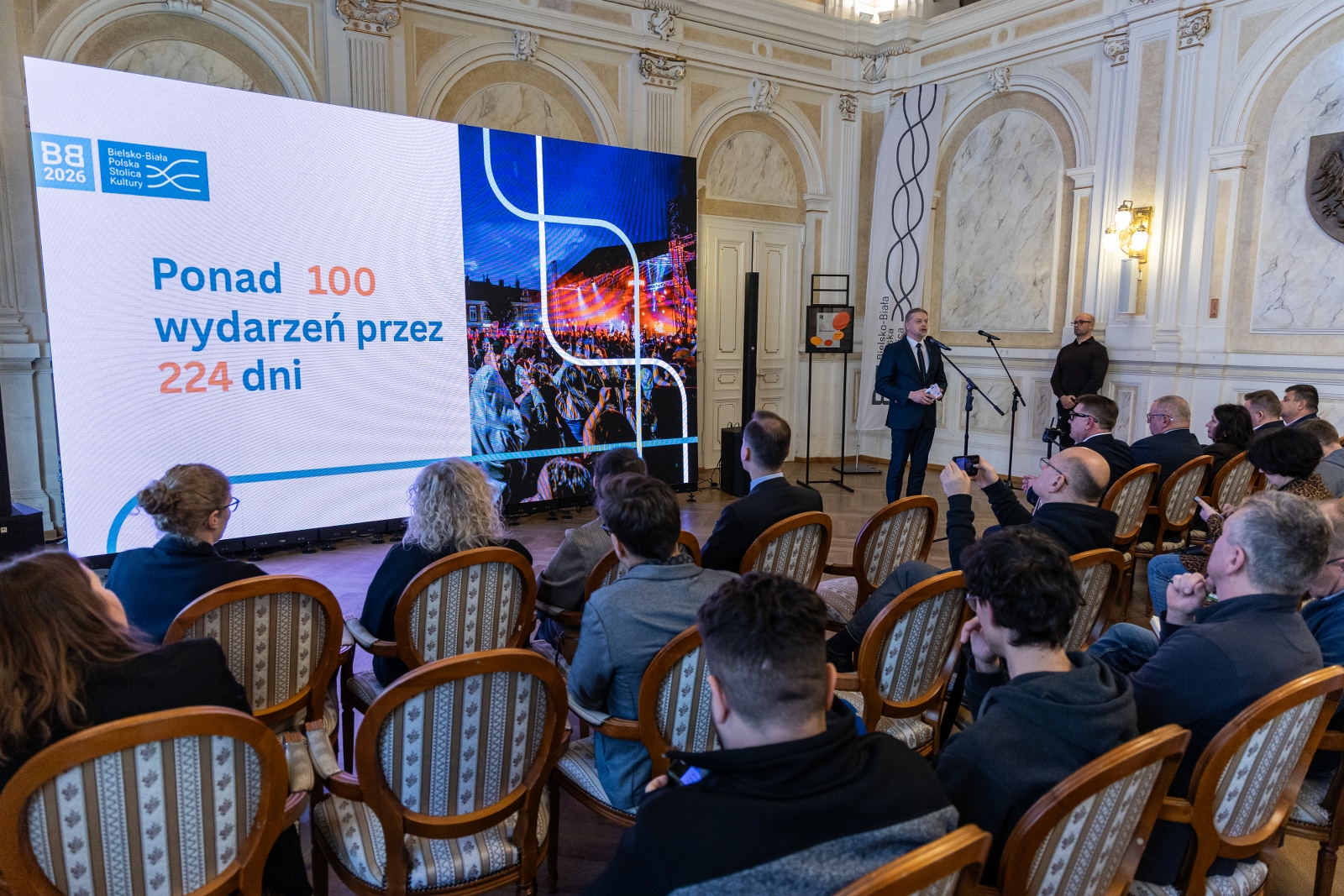 na zdjęciu osoby podczas konferencji