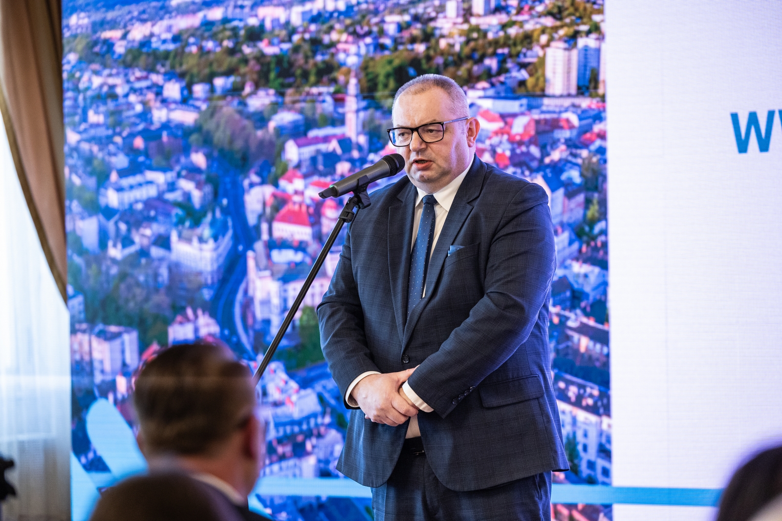 na zdjęciu osoby podczas konferencji