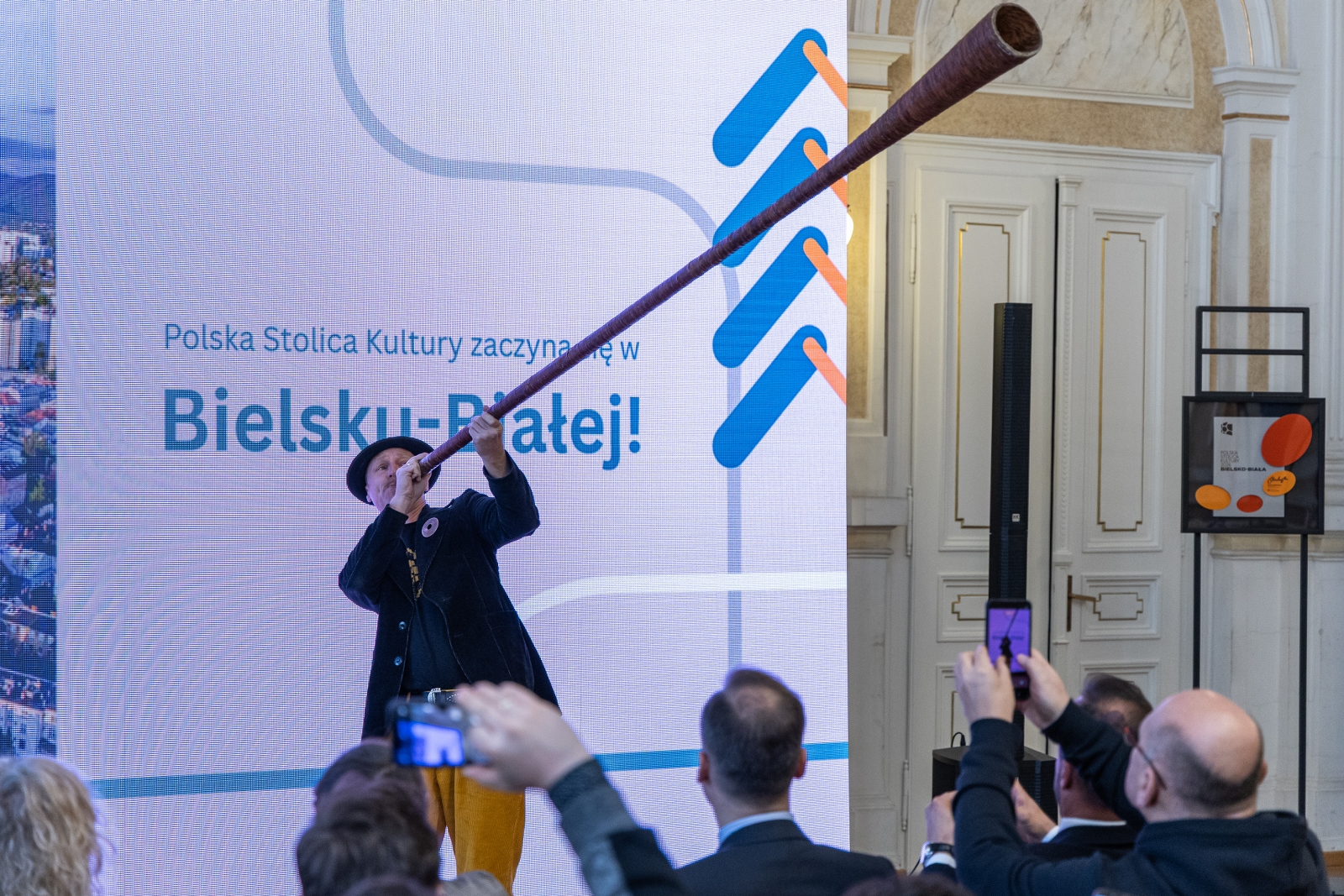 na zdjęciu osoby podczas konferencji