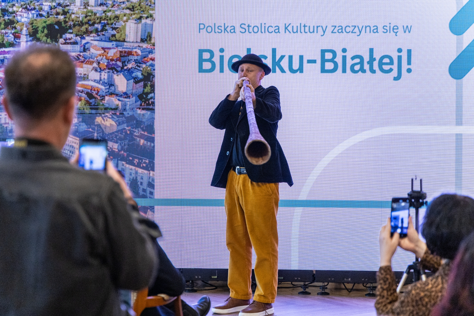 na zdjęciu osoby podczas konferencji