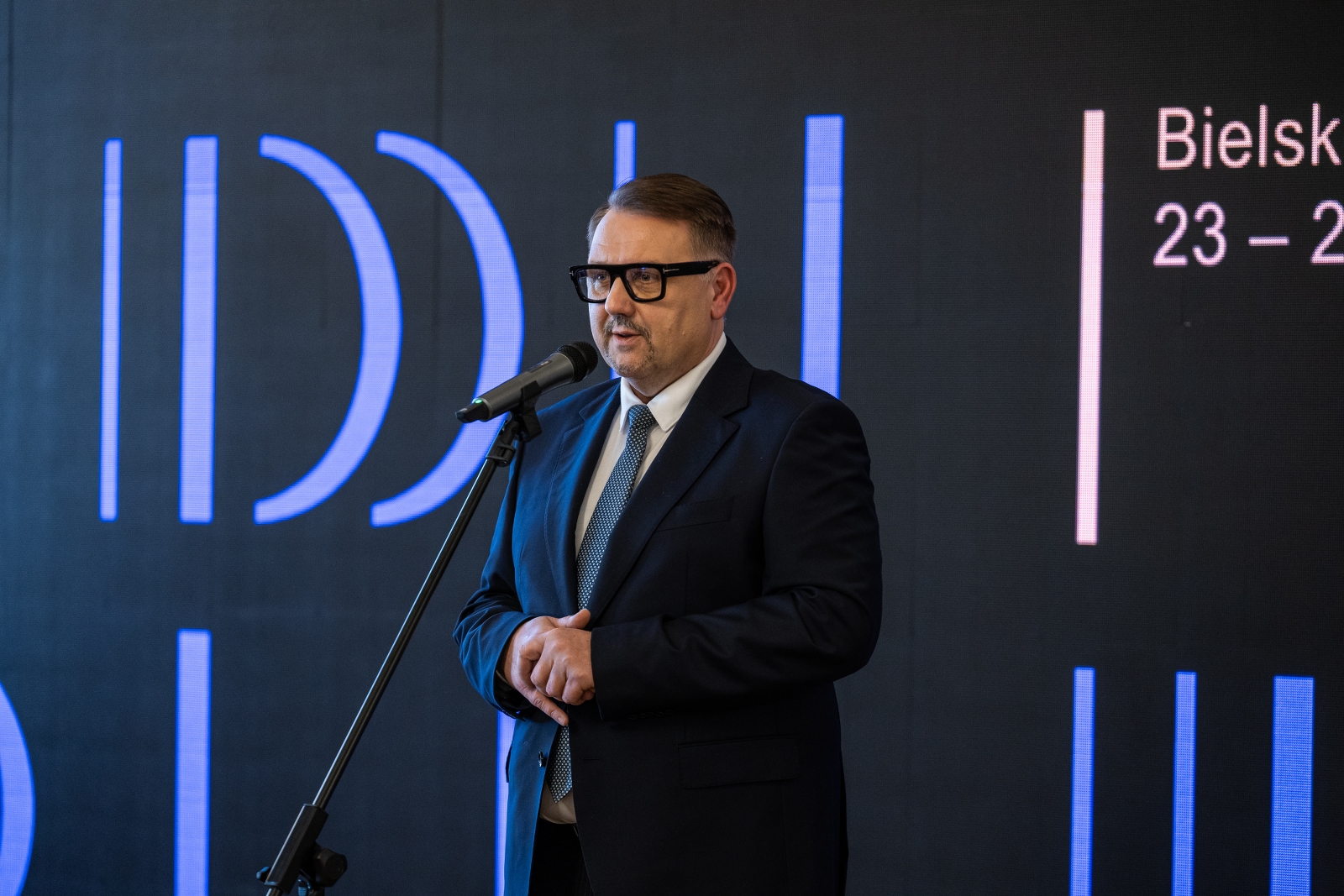 na zdjęciu osoby podczas konferencji