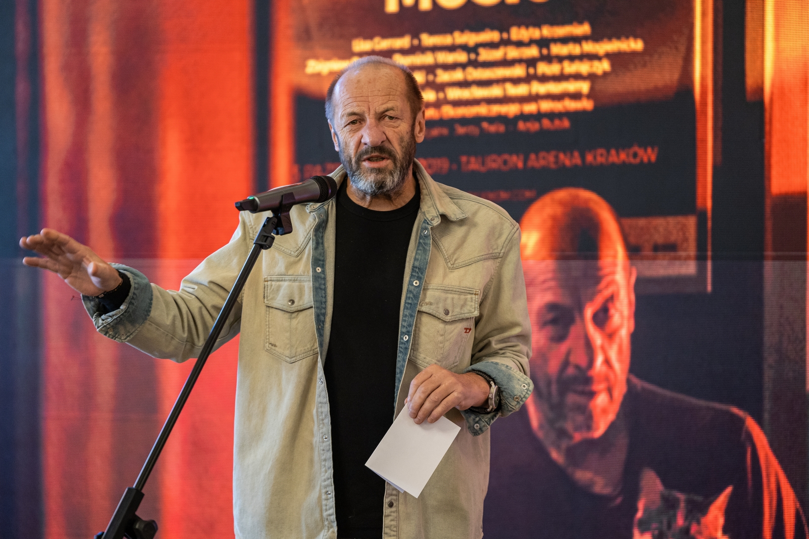 na zdjęciu osoby podczas konferencji