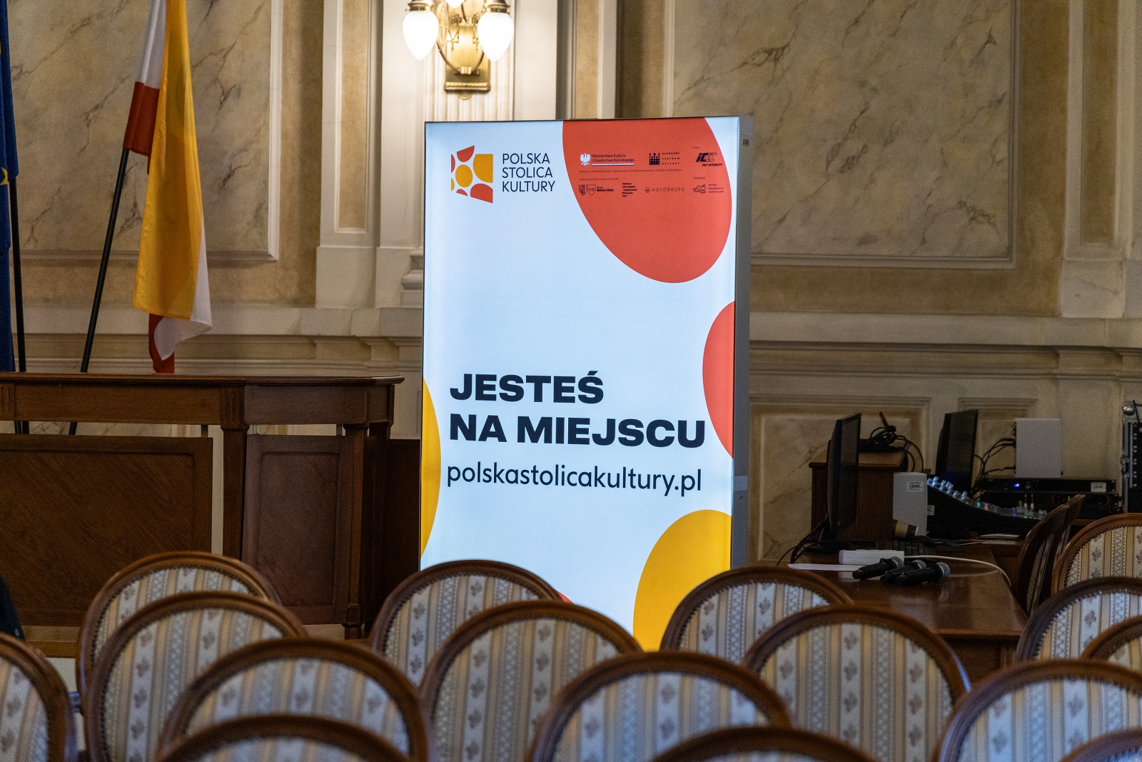 na zdjęciu osoby podczas konferencji