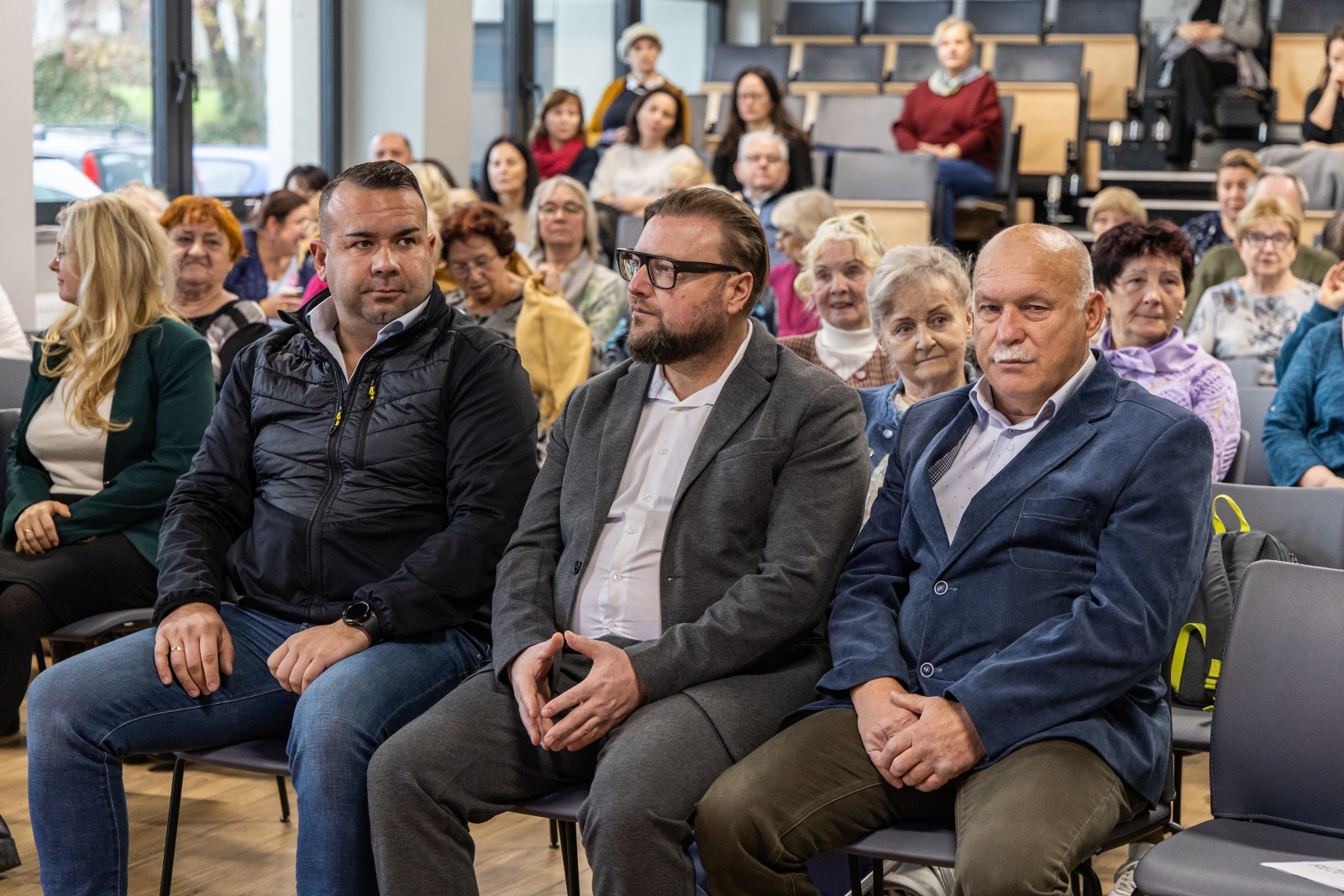 na zdjęciu osoby podczas spotkania