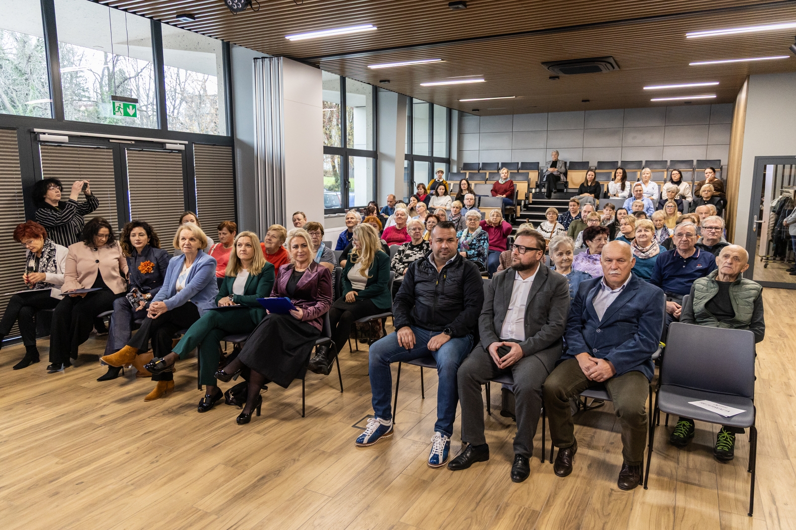 na zdjęciu osoby podczas spotkania