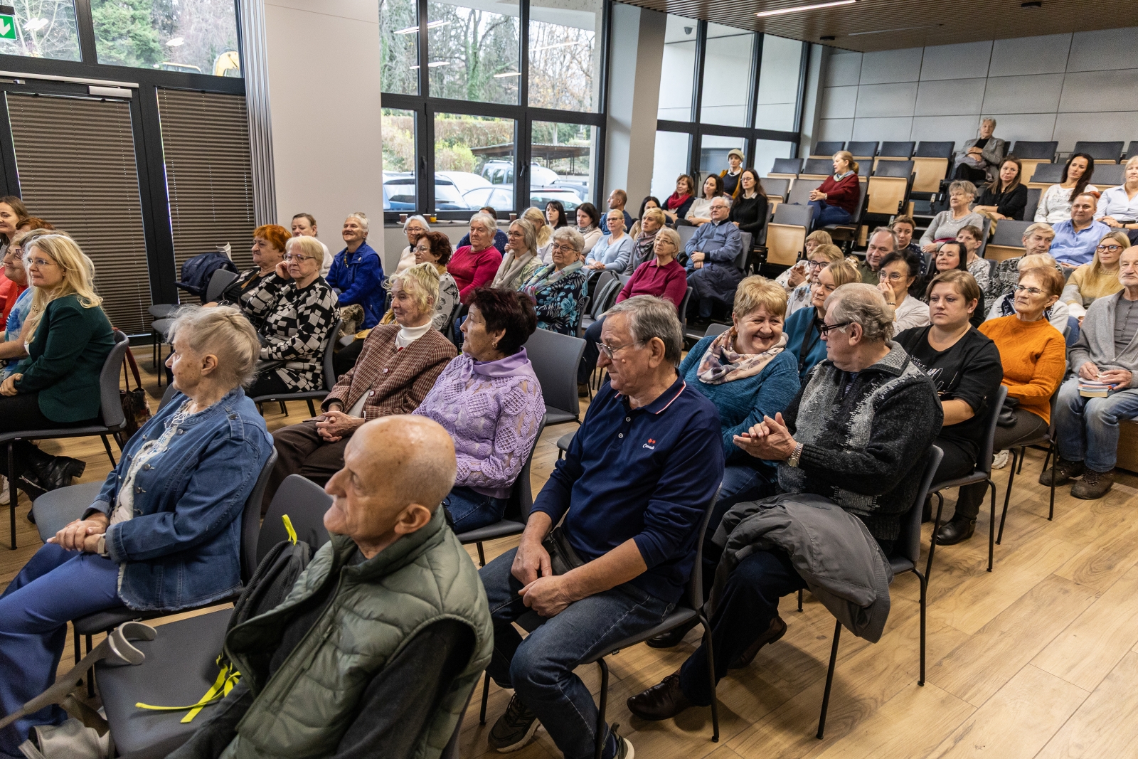 na zdjęciu osoby podczas spotkania