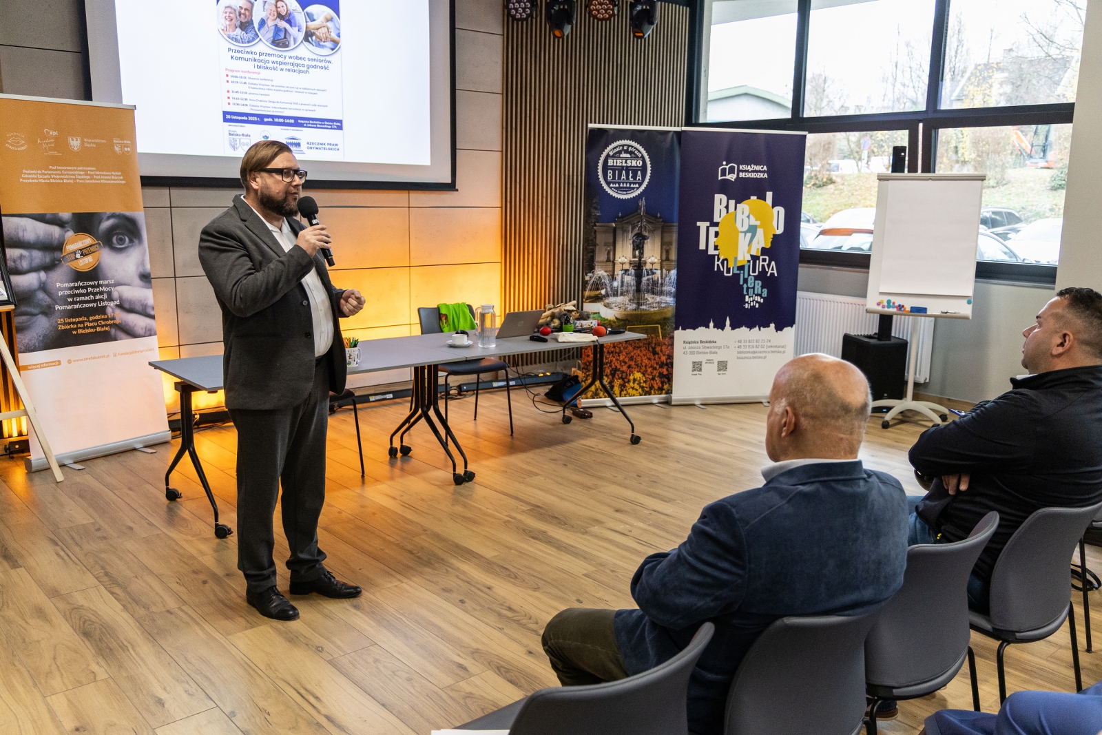 na zdjęciu osoby podczas spotkania