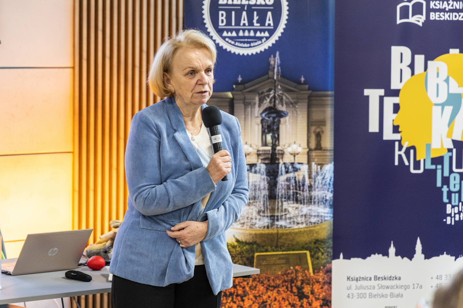 na zdjęciu osoby podczas spotkania