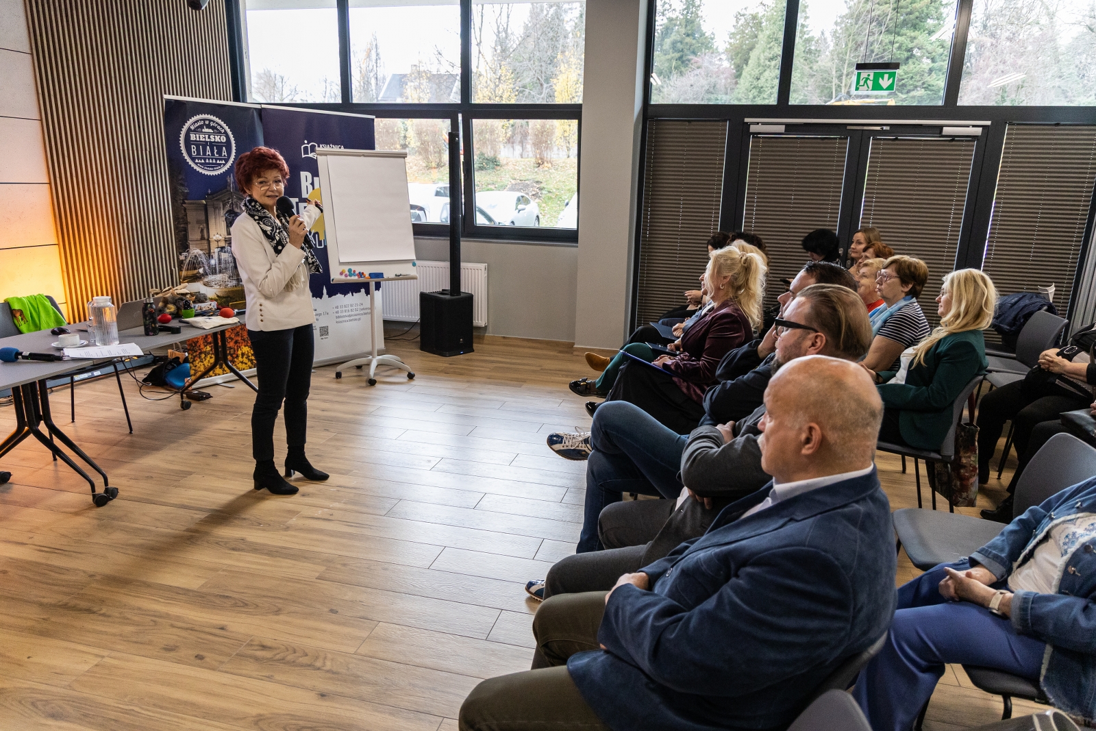 na zdjęciu osoby podczas spotkania