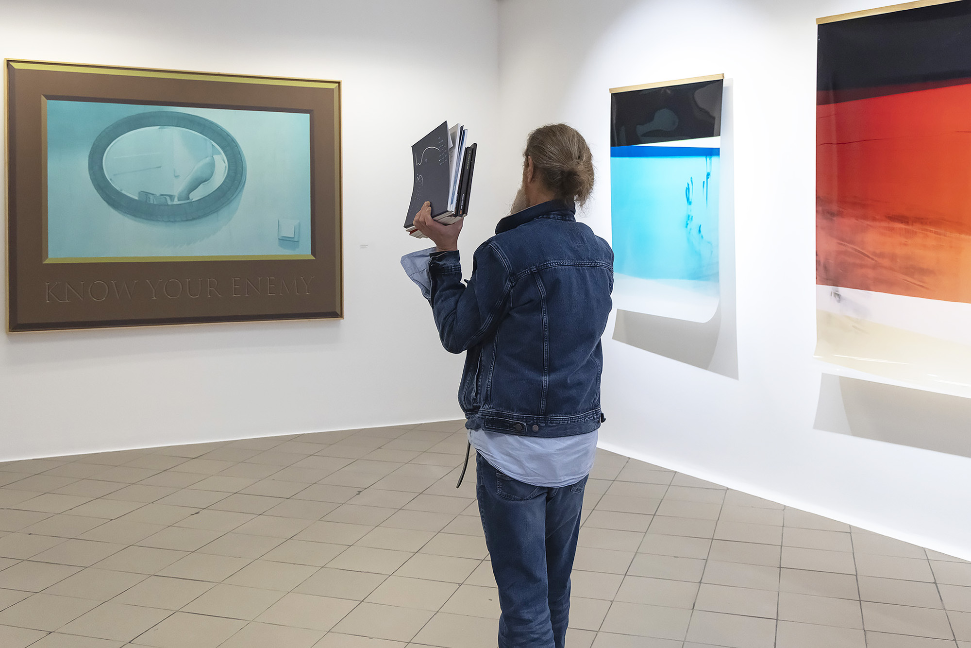 Wernisaż wystawy - osoby oglądające obrazy