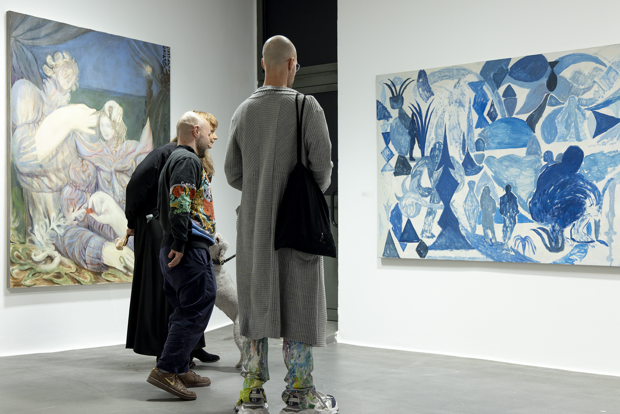 Wernisaż wystawy - osoby oglądające obrazy