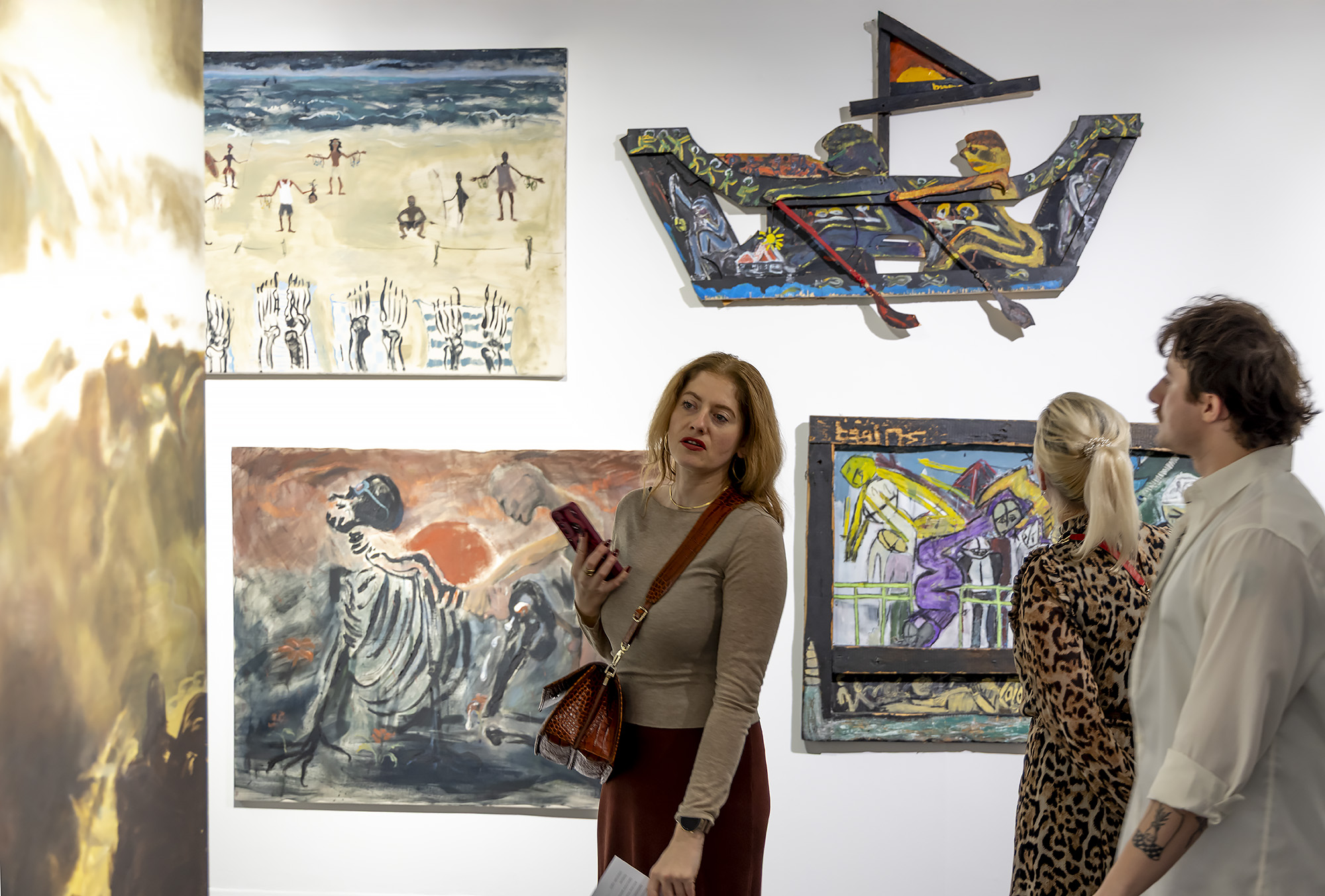 Wernisaż wystawy - osoby oglądające obrazy