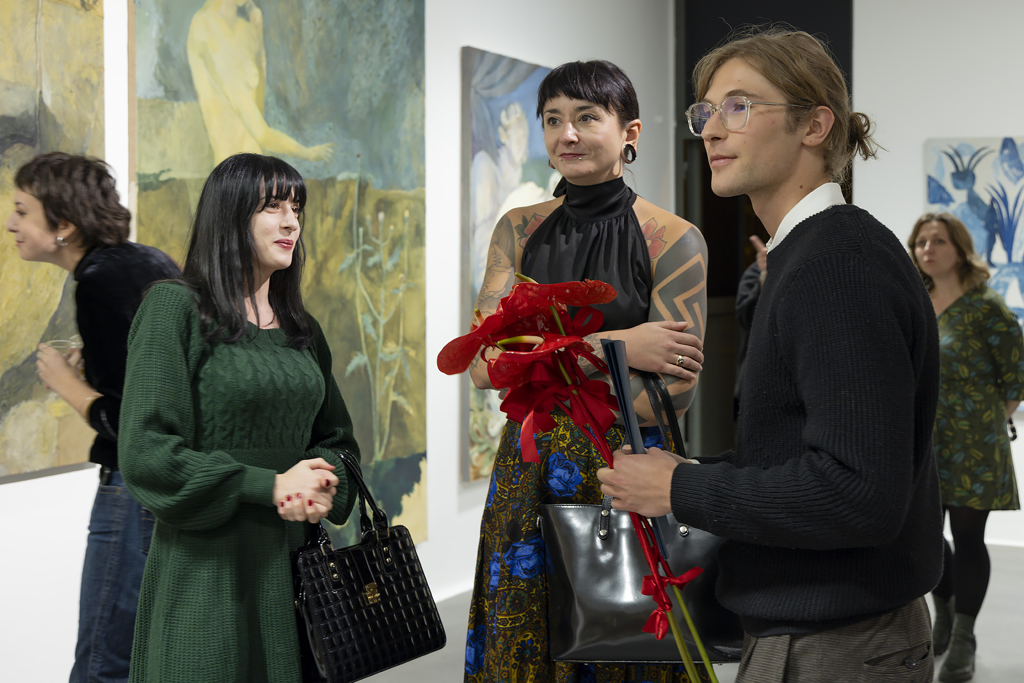 Wernisaż wystawy - osoby oglądające obrazy