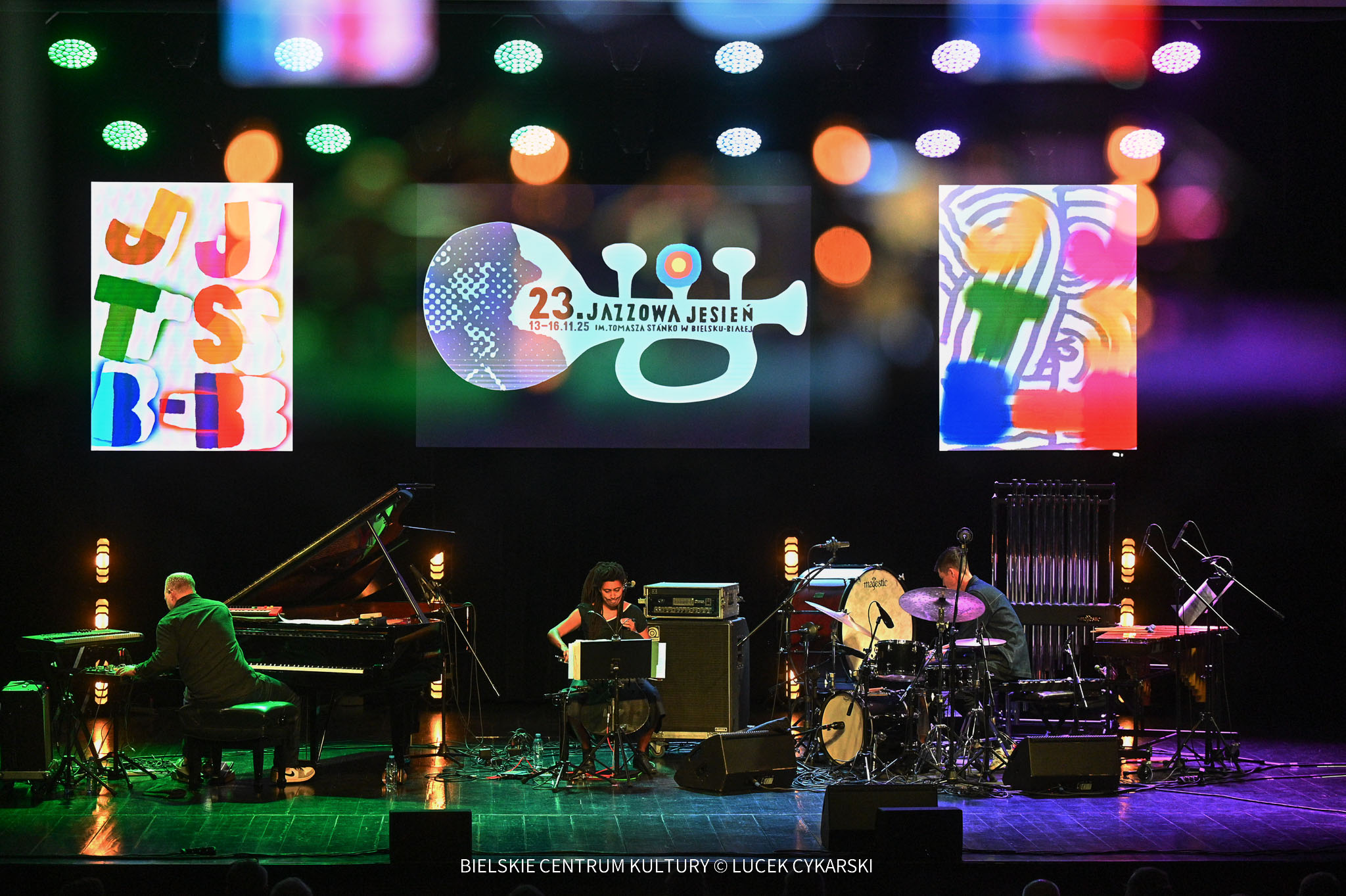 na zdjęciu muzycy na scenie