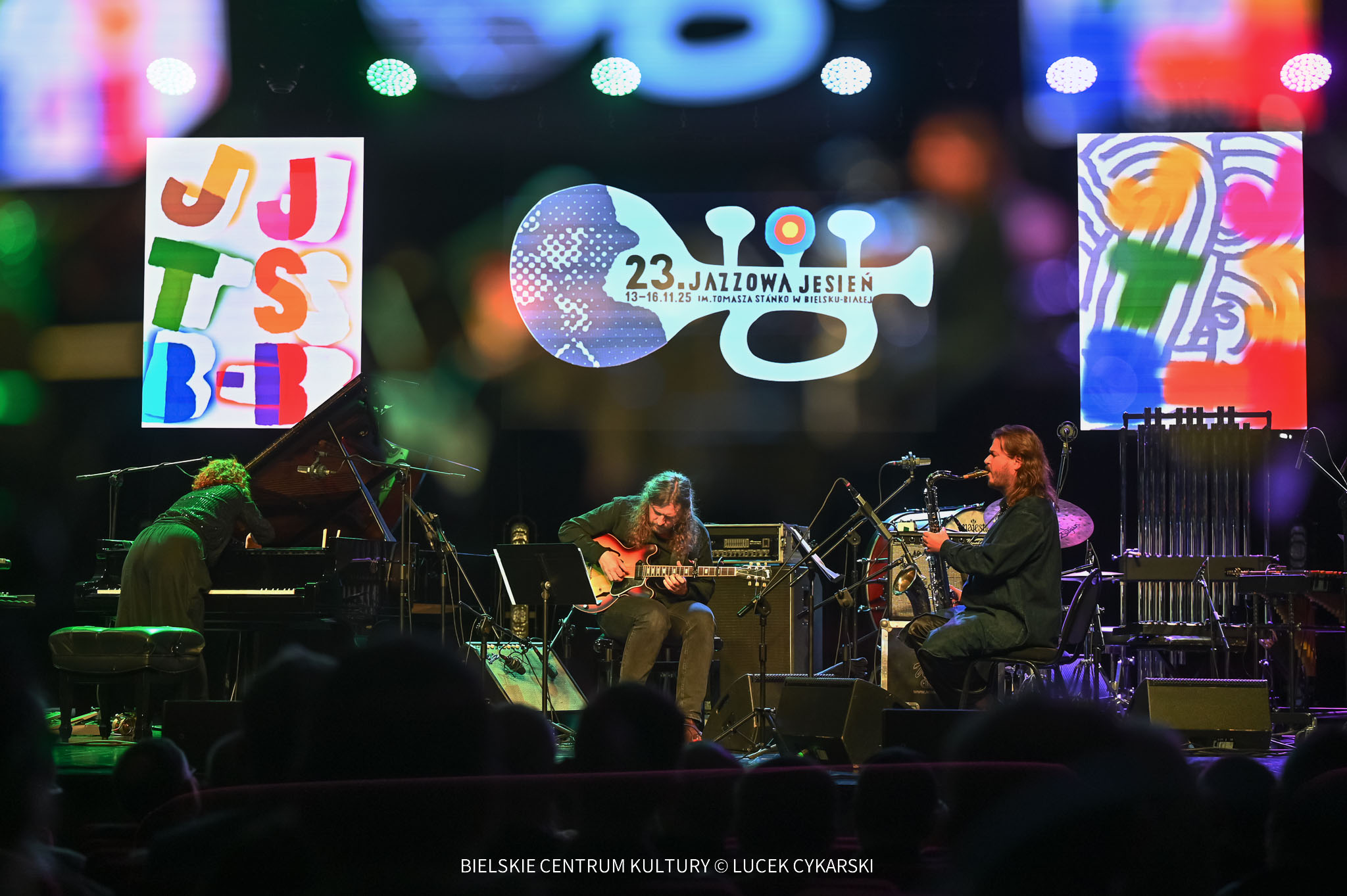 na zdjęciu muzycy na scenie