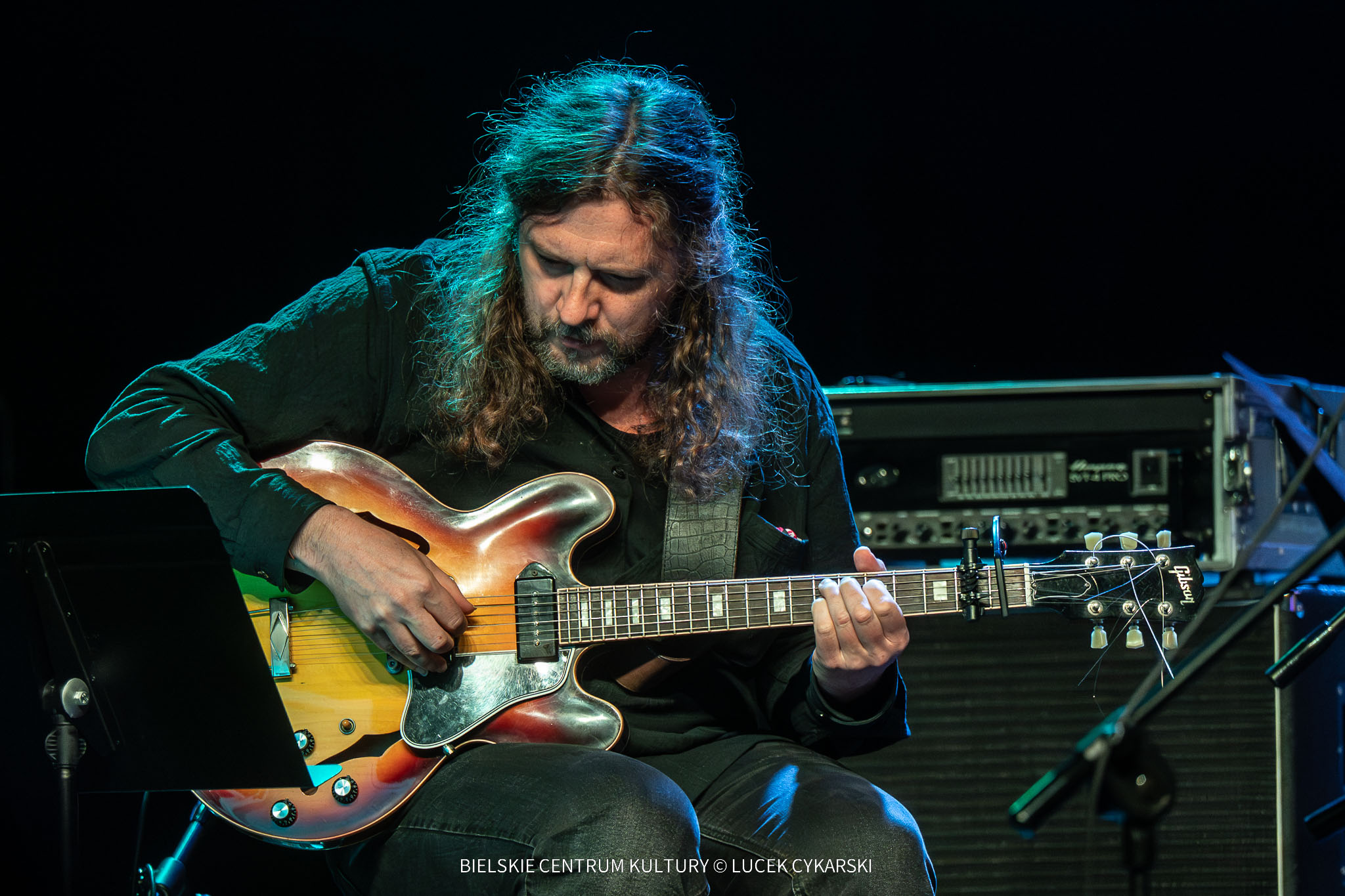 na zdjęciu muzycy na scenie