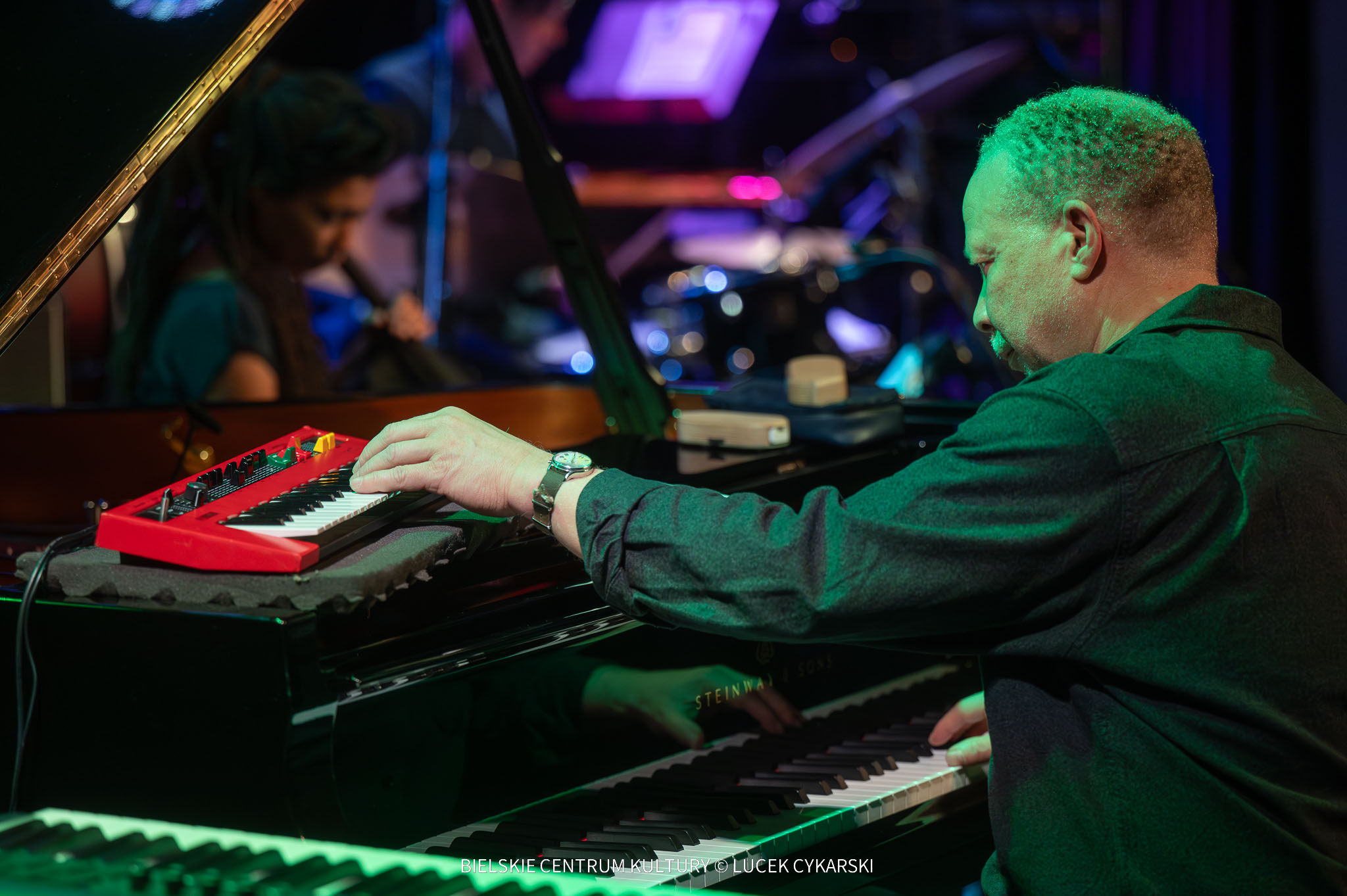 na zdjęciu muzycy na scenie