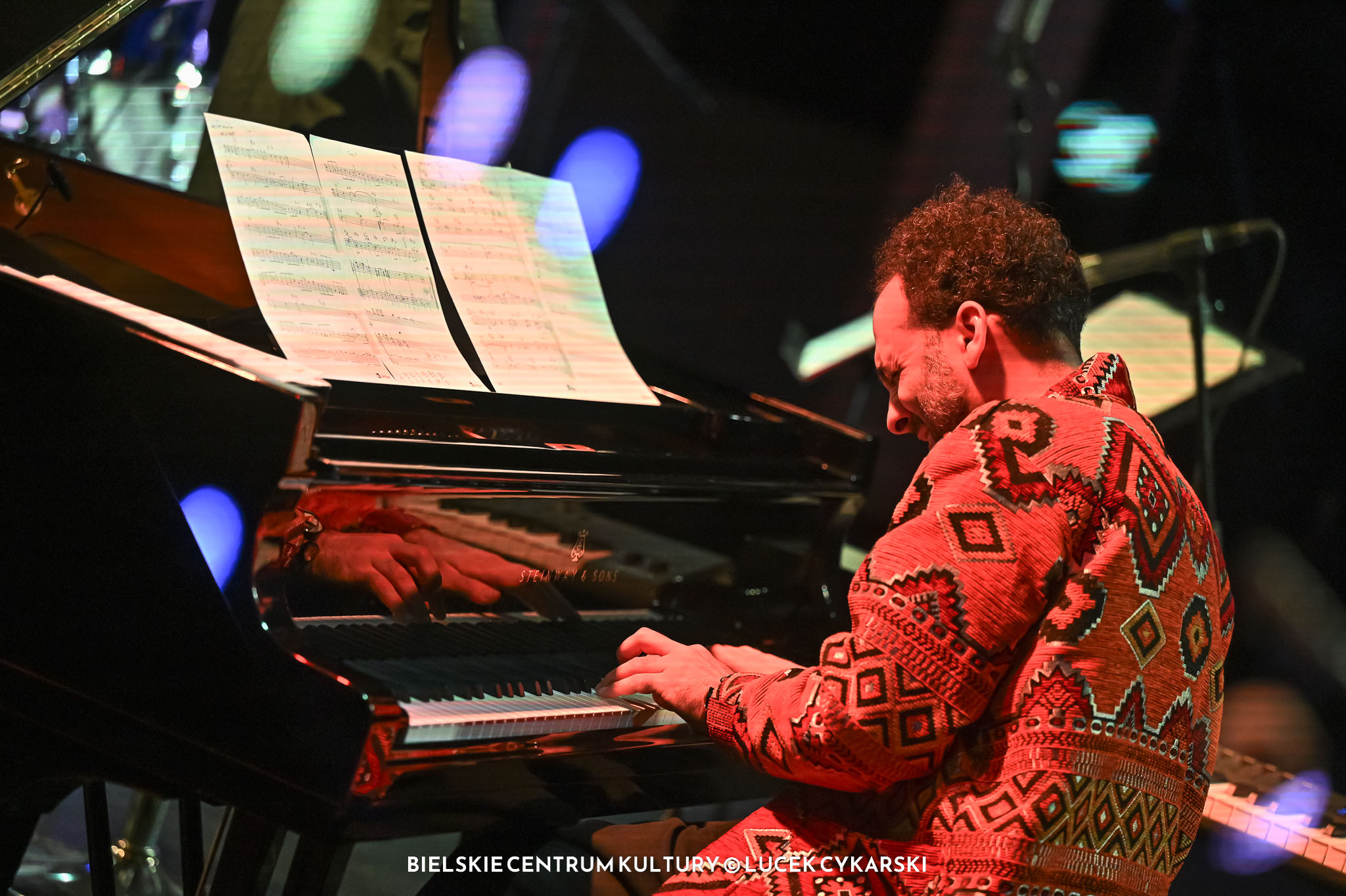 na zdjęciu muzycy na scenie