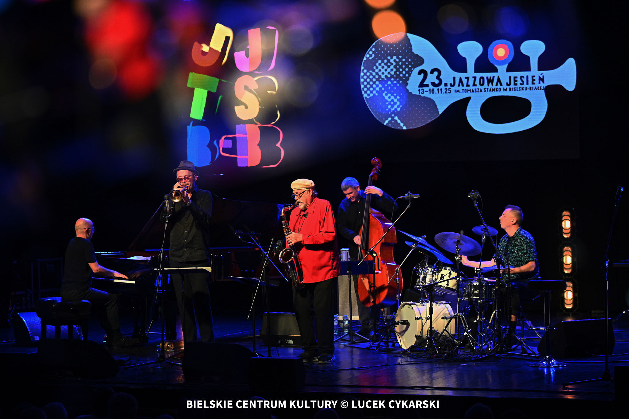 na zdjęciu muzycy na scenie