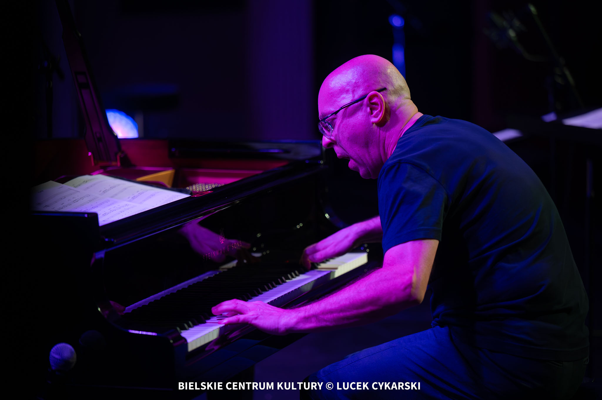 na zdjęciu muzycy na scenie